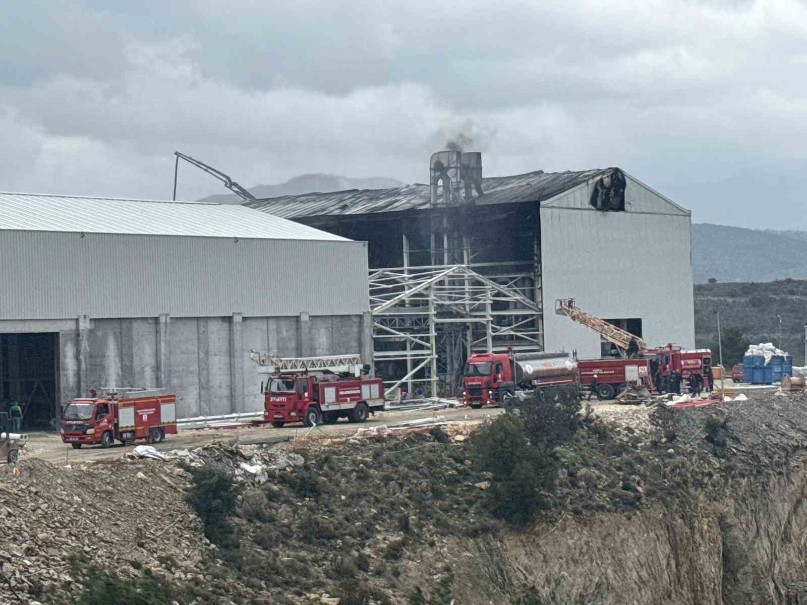 Milas’ta fabrika inşaatındaki yangın kontrol altına alındı
