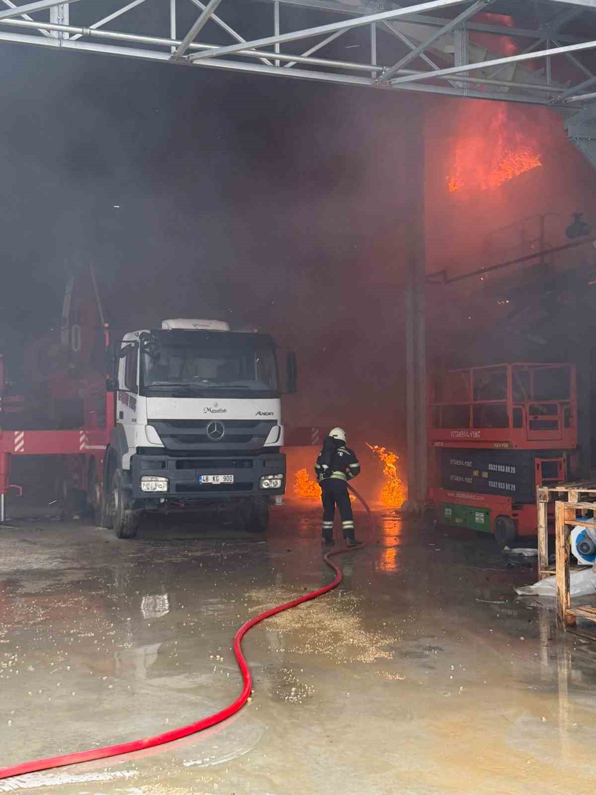 Milas’ta fabrika inşaatındaki yangın kontrol altına alındı
