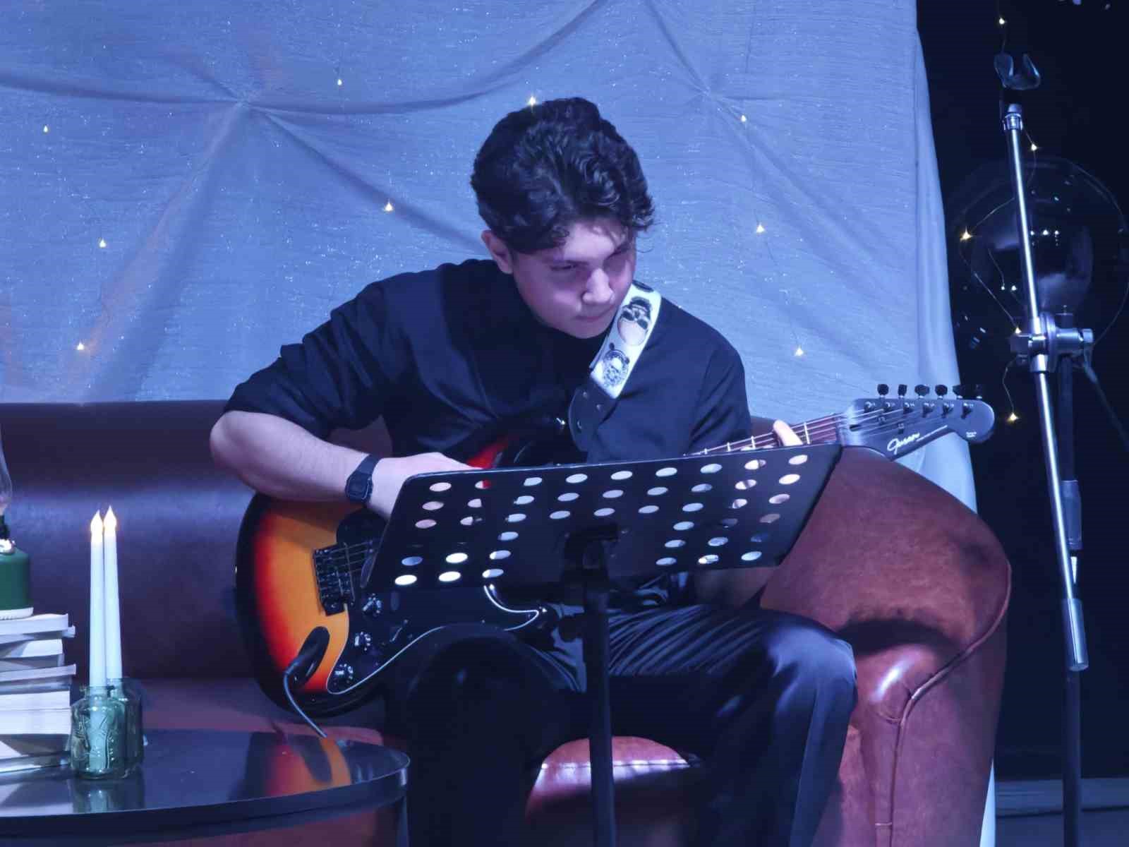 Milletvekili oğluyla aynı sahnede şiir okudu
