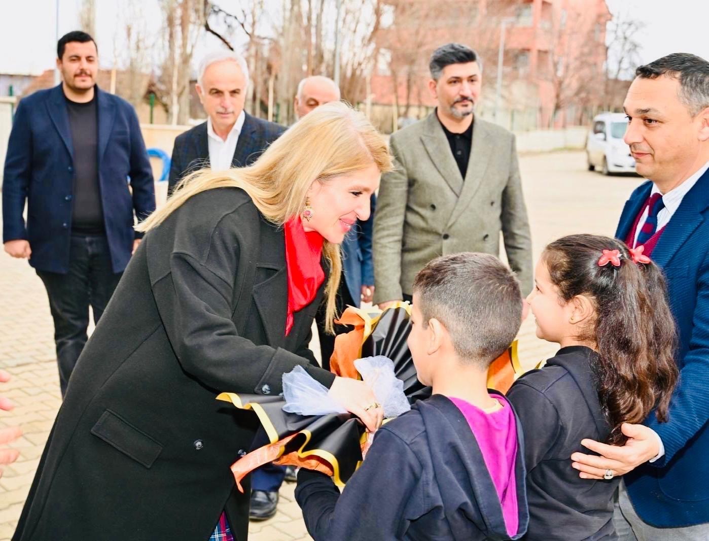 Milletvekili Ölmeztoprak öğrencilerle buluştu
Milletvekili Ölmeztoprak öğrencilerle buluştu