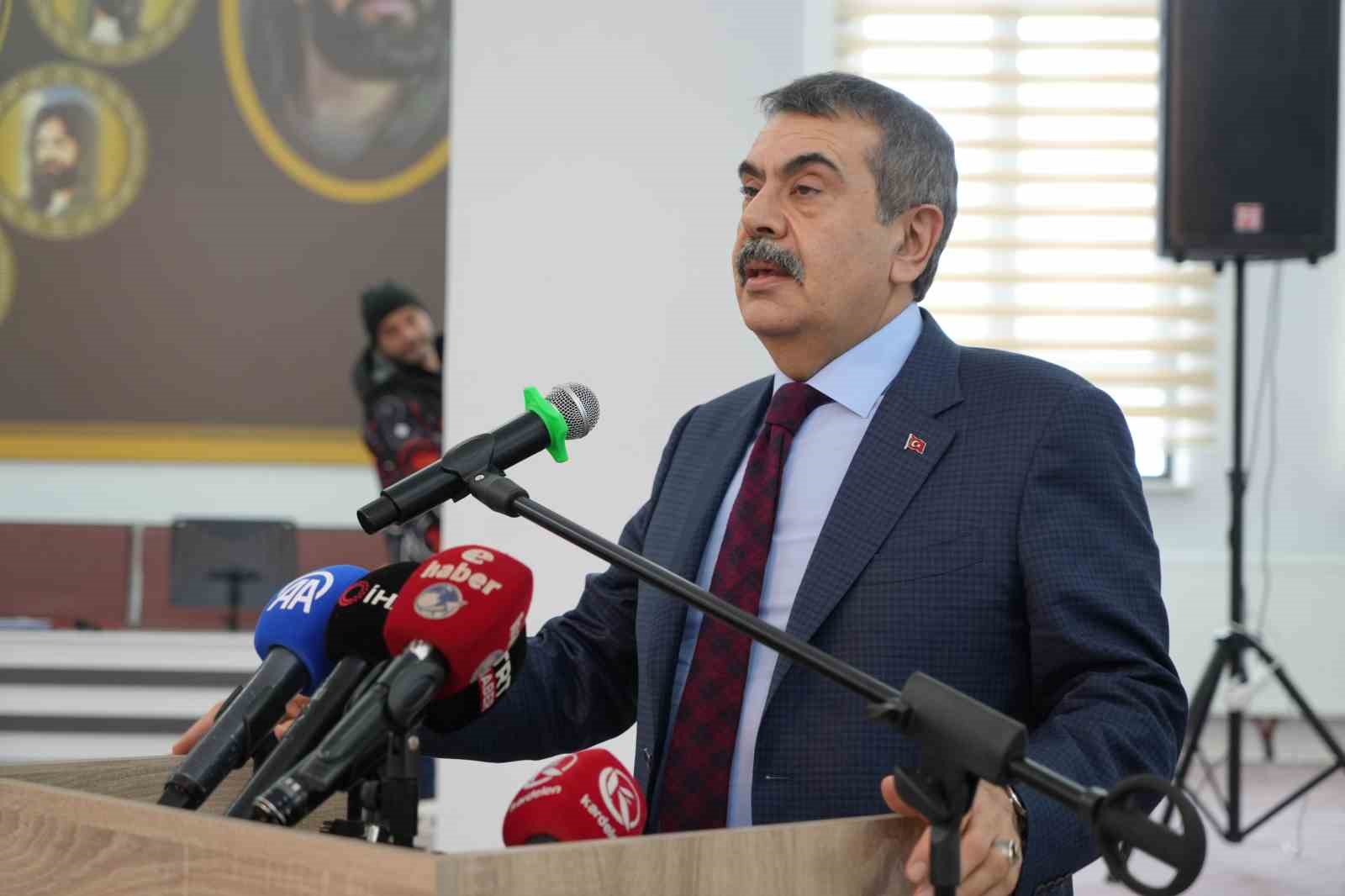 Milli Eğitim Bakanı Prof. Dr. Yusuf Tekin, Erzurum’da cemevini ziyaret etti
