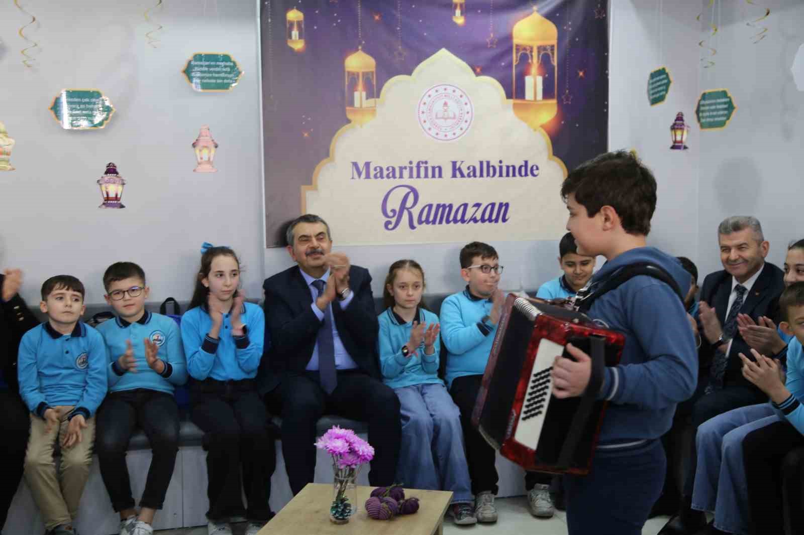 Milli Eğitim Bakanı Tekin, Artvin’de öğrencilerle bir araya geldi
