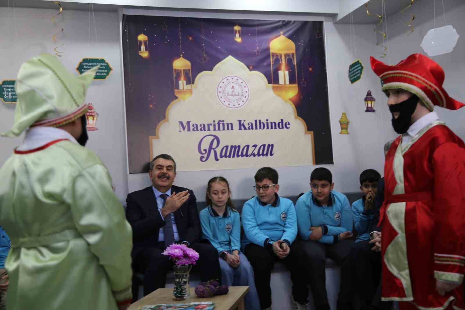 Milli Eğitim Bakanı Tekin, Artvin’de öğrencilerle bir araya geldi
