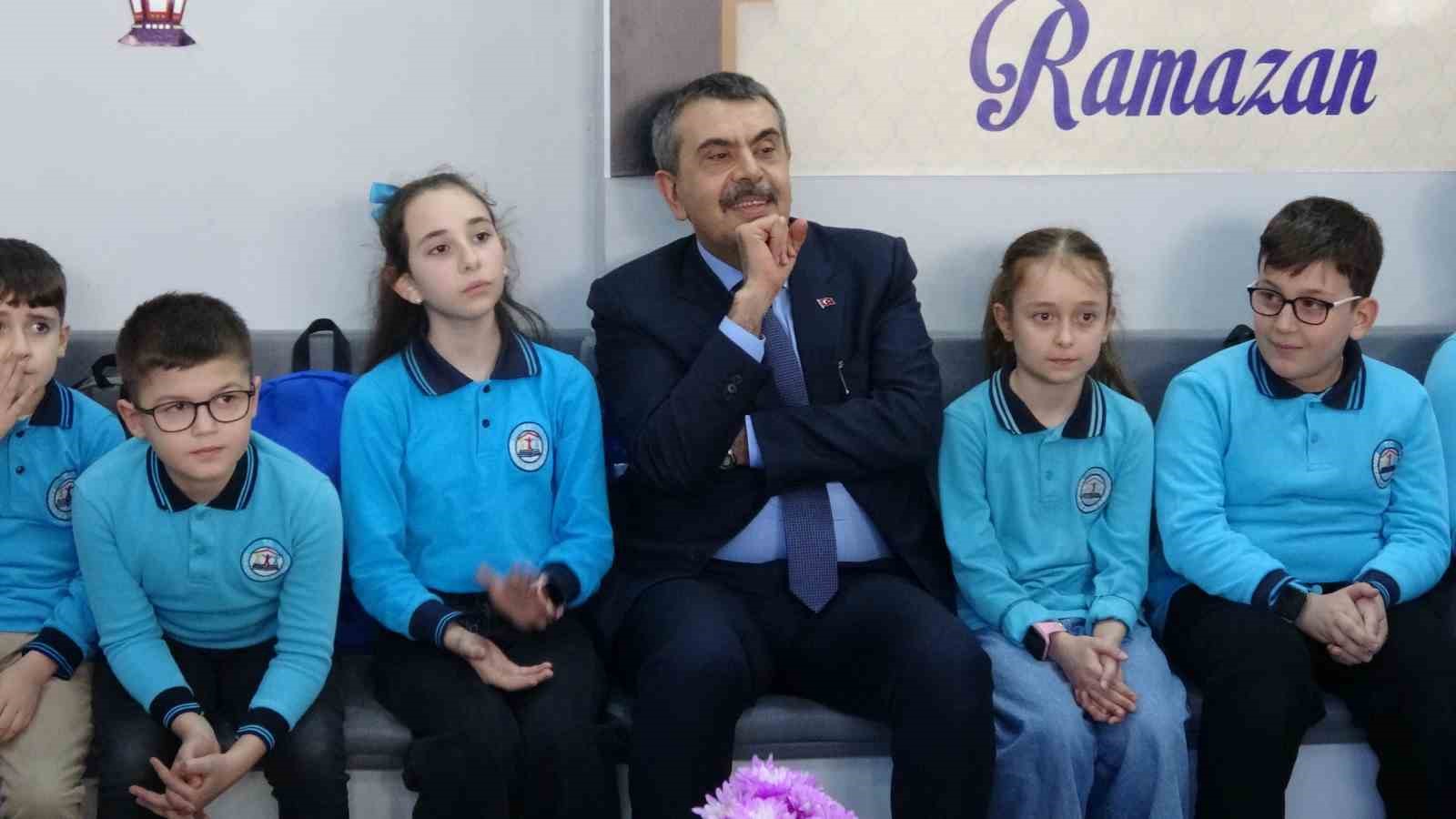 Milli Eğitim Bakanı Tekin, Artvin’de öğrencilerle bir araya geldi
