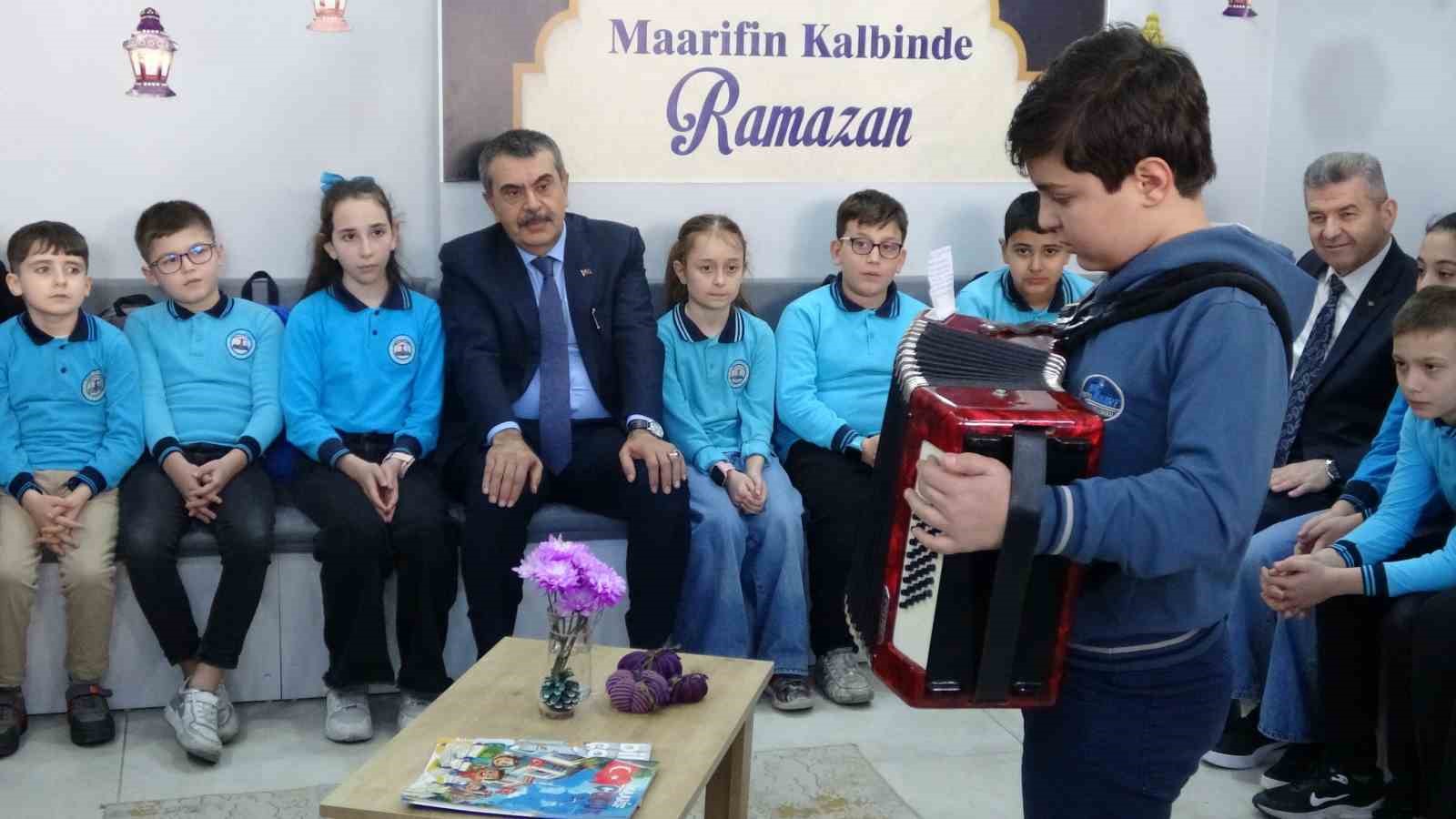Milli Eğitim Bakanı Tekin, Artvin’de öğrencilerle bir araya geldi
