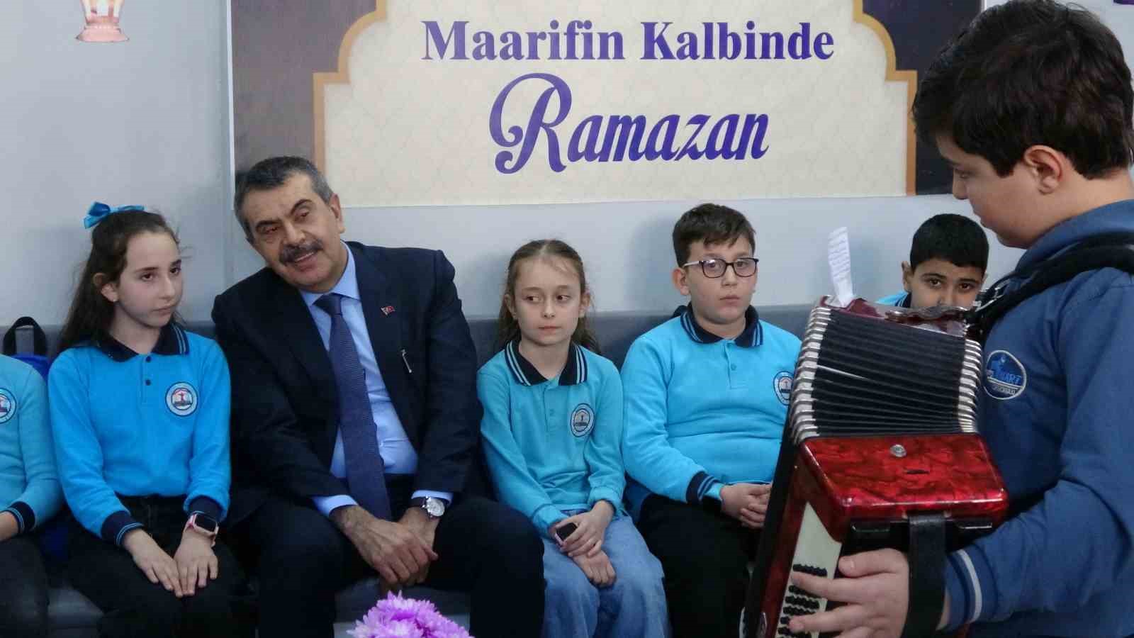 Milli Eğitim Bakanı Tekin, Artvin’de öğrencilerle bir araya geldi
