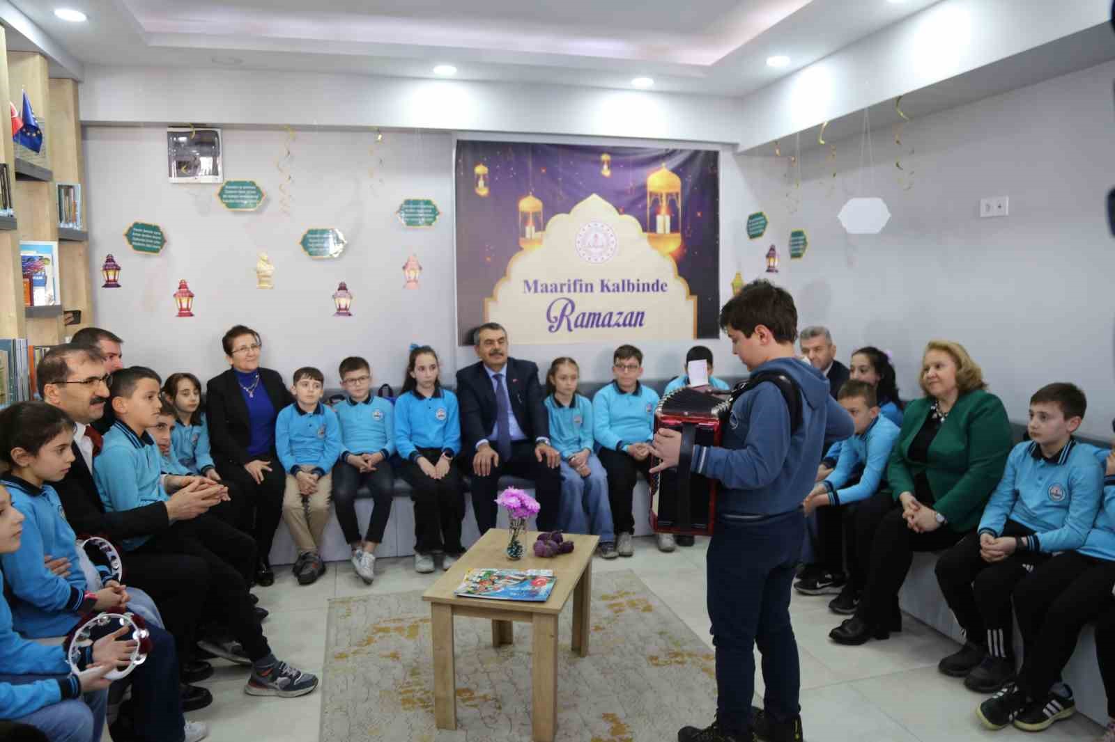 Milli Eğitim Bakanı Tekin, Artvin’de öğrencilerle bir araya geldi
