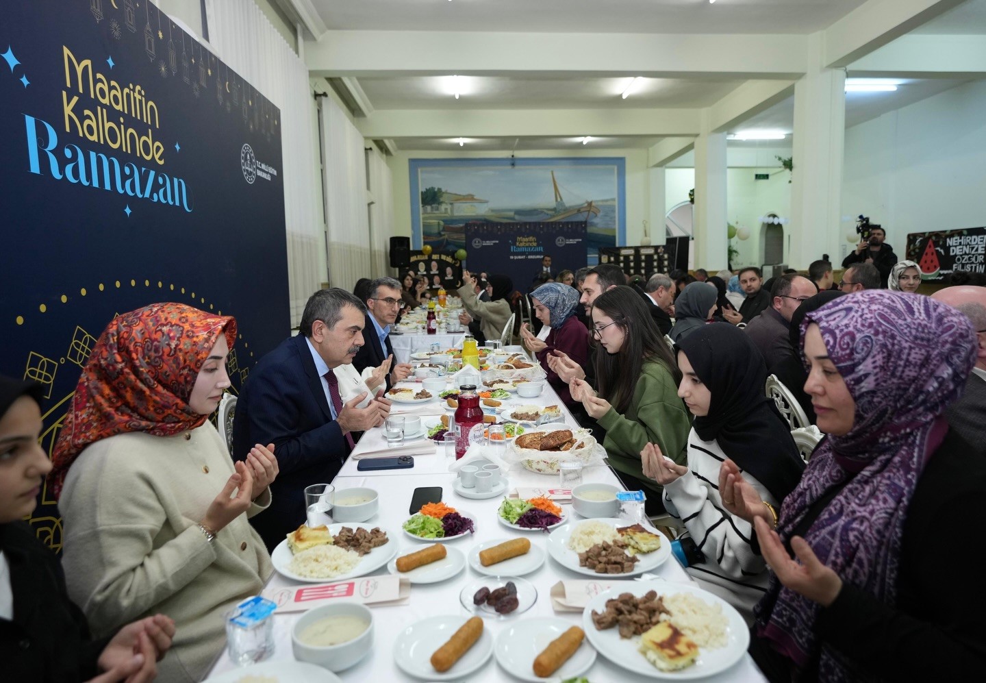 Milli Eğitim Bakanı Tekin, Erzurum’da şehit aileleri ve gazilerle buluştu, ilk iftarını öğrencilerle açtı
