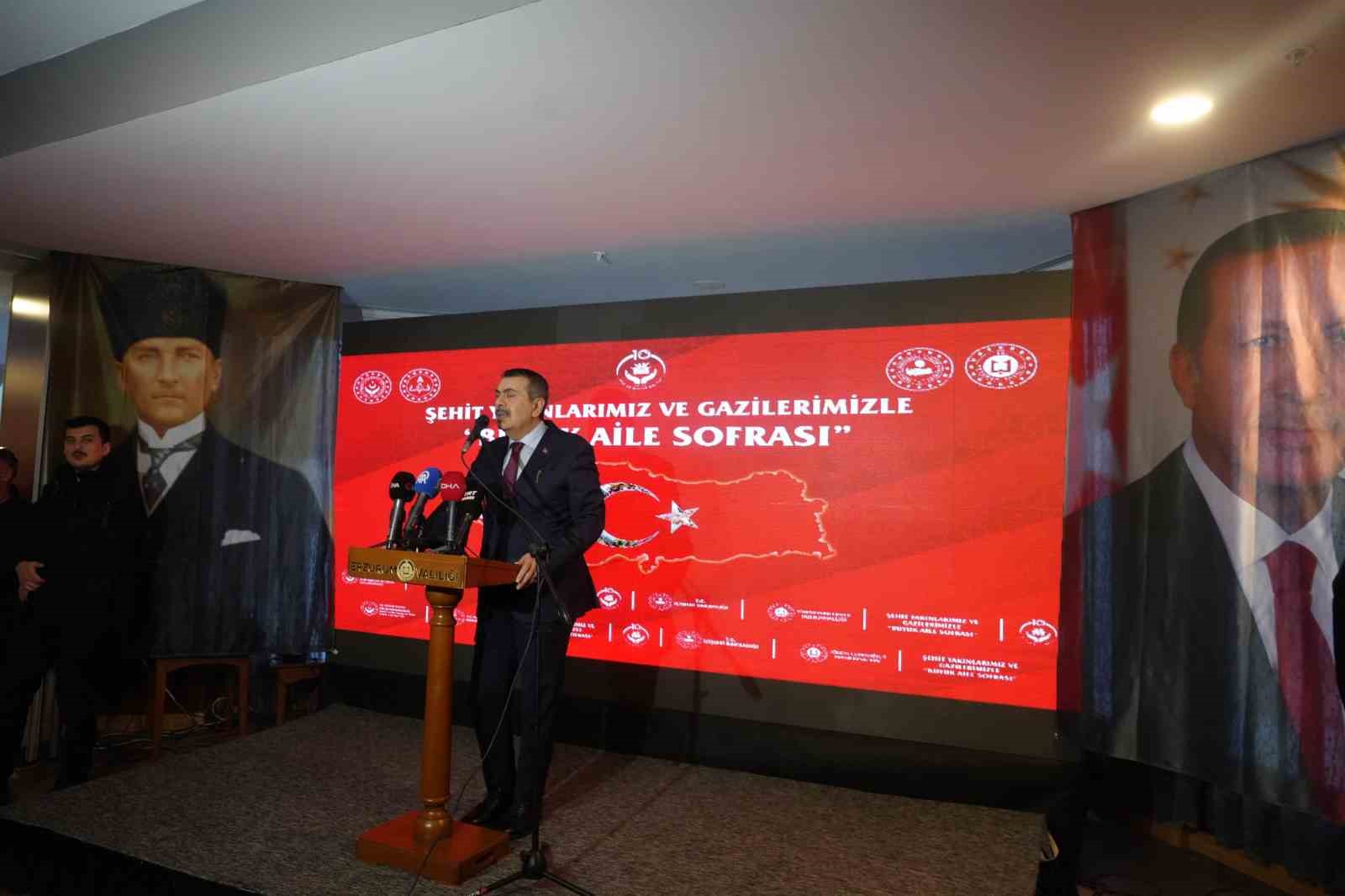 Milli Eğitim Bakanı Tekin, Erzurum’da şehit aileleri ve gazilerle buluştu, ilk iftarını öğrencilerle açtı
