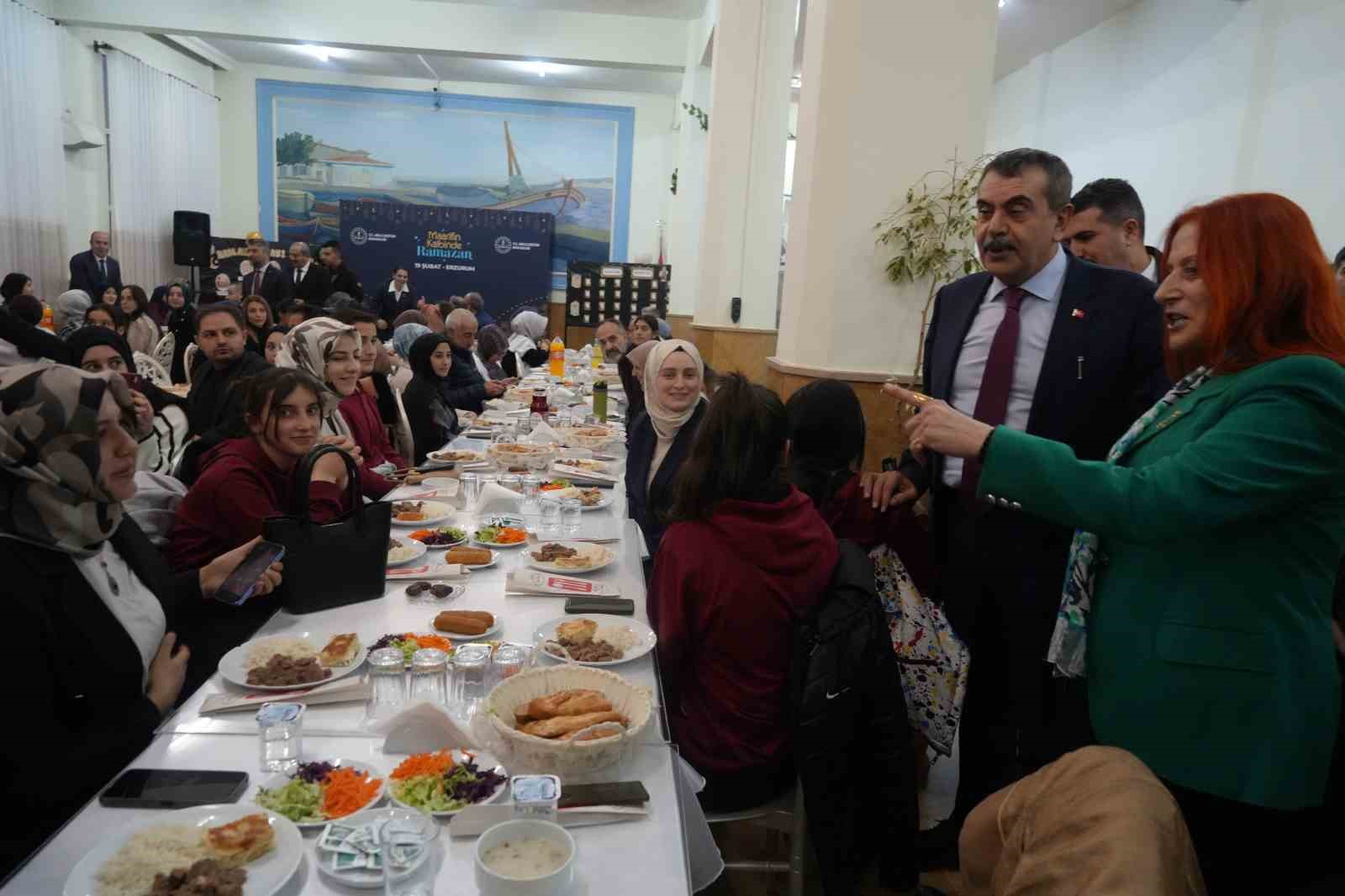 Milli Eğitim Bakanı Tekin, Erzurum’da şehit aileleri ve gazilerle buluştu, ilk iftarını öğrencilerle açtı
