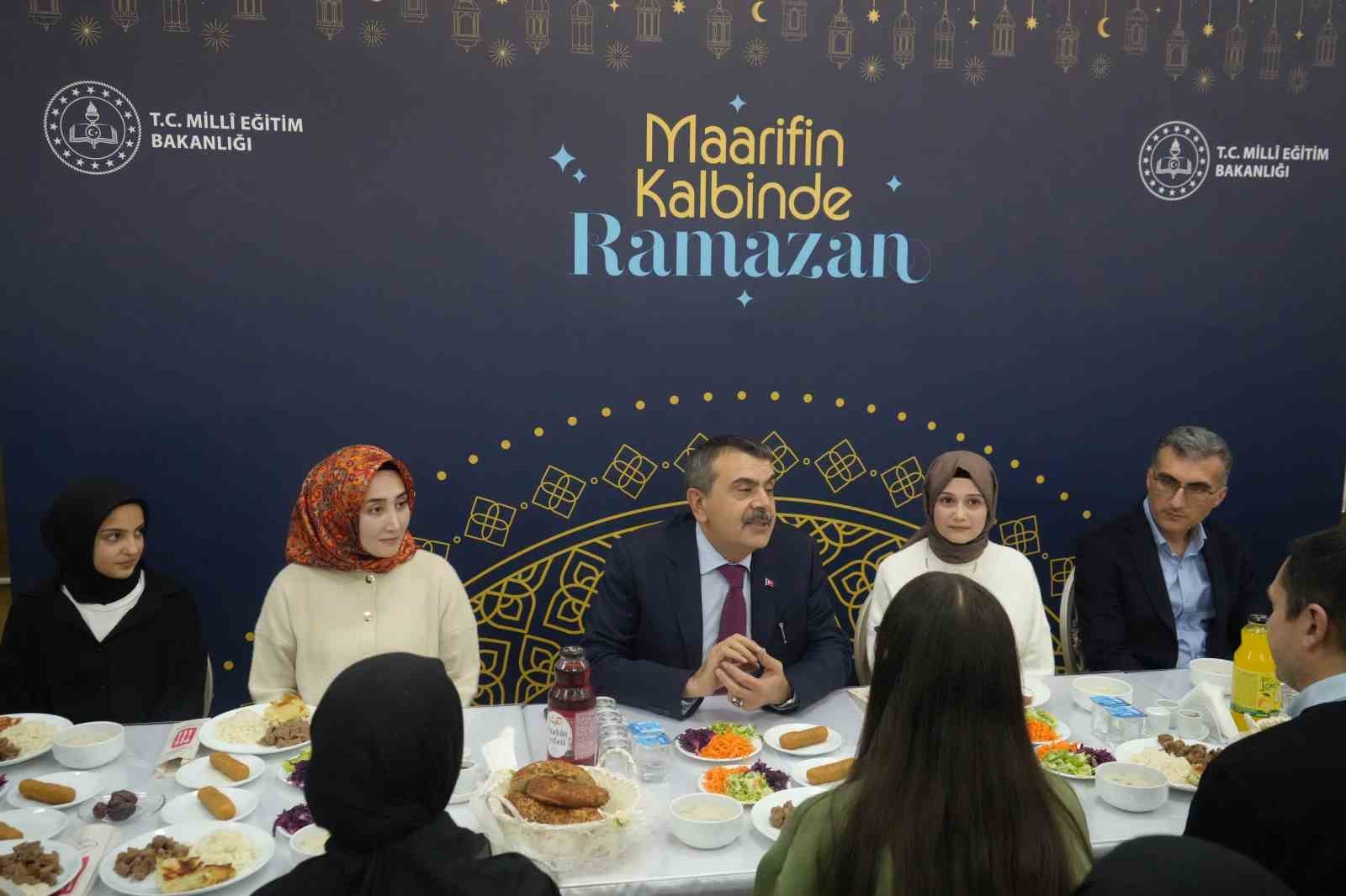 Milli Eğitim Bakanı Tekin, Erzurum’da şehit aileleri ve gazilerle buluştu, ilk iftarını öğrencilerle açtı
