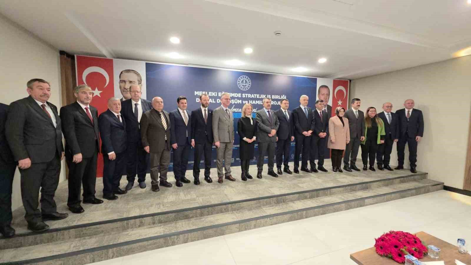 Milli Eğitim Bakanı Tekin, Kütahya’da mesleki eğitimle ilgili mesajlar verdi
Milli Eğitim Bakanı Tekin, Kütahya’da mesleki eğitimle ilgili mesajlar verdi