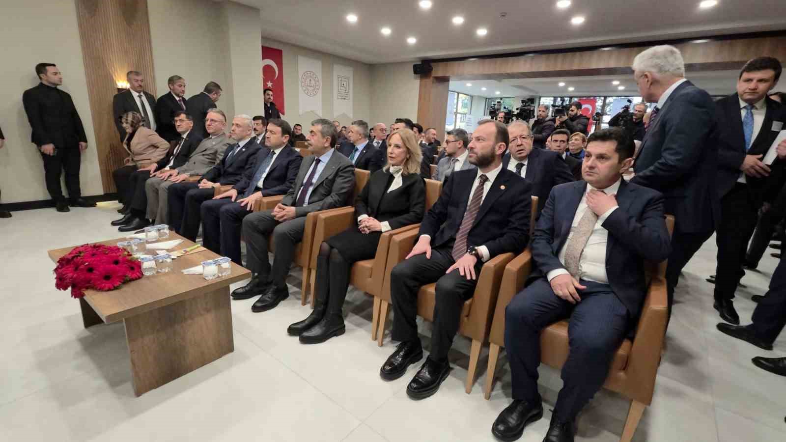 Milli Eğitim Bakanı Tekin, Kütahya’da mesleki eğitimle ilgili mesajlar verdi
Milli Eğitim Bakanı Tekin, Kütahya’da mesleki eğitimle ilgili mesajlar verdi