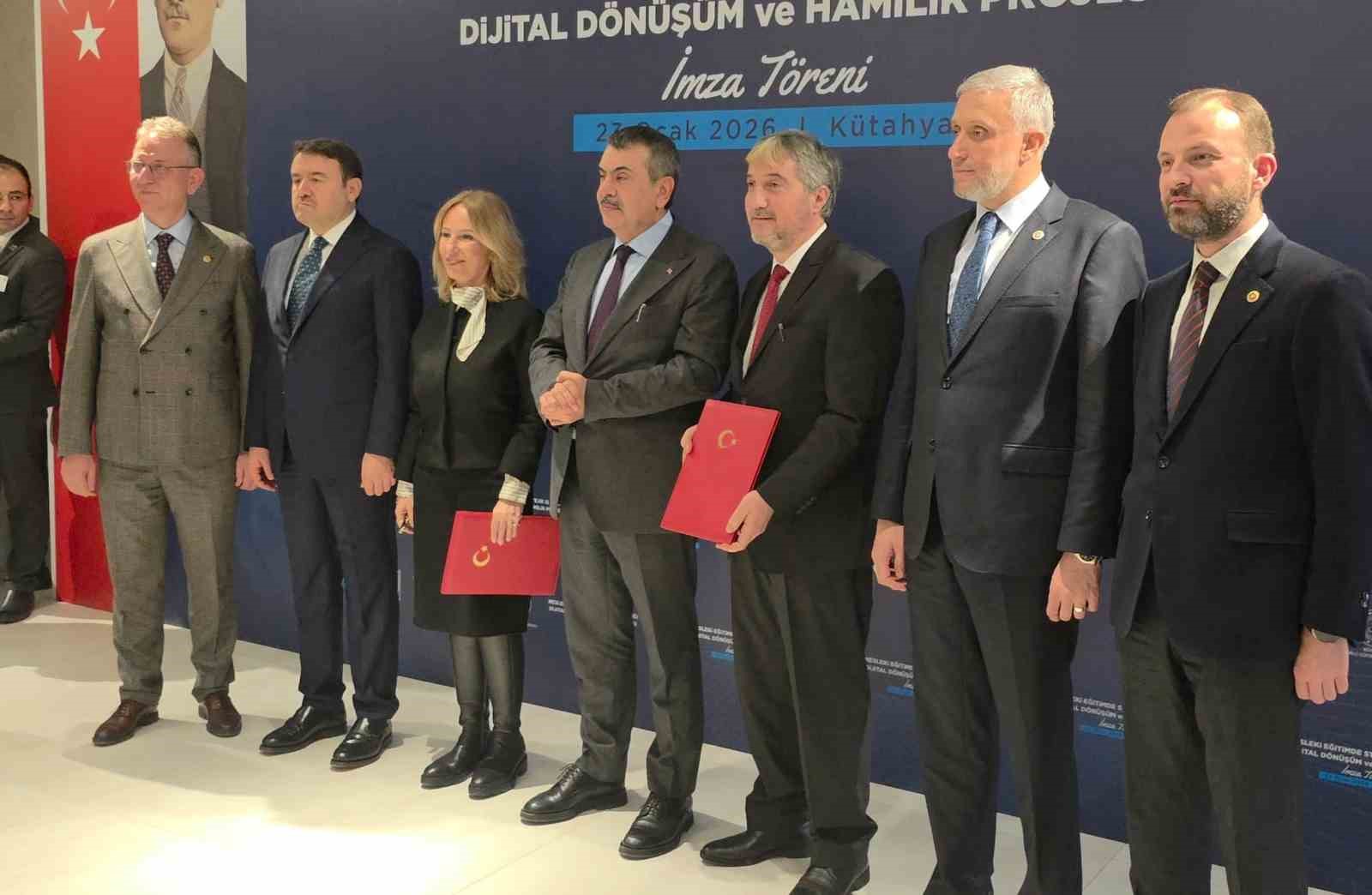 Milli Eğitim Bakanı Tekin, Kütahya’da mesleki eğitimle ilgili mesajlar verdi
Milli Eğitim Bakanı Tekin, Kütahya’da mesleki eğitimle ilgili mesajlar verdi