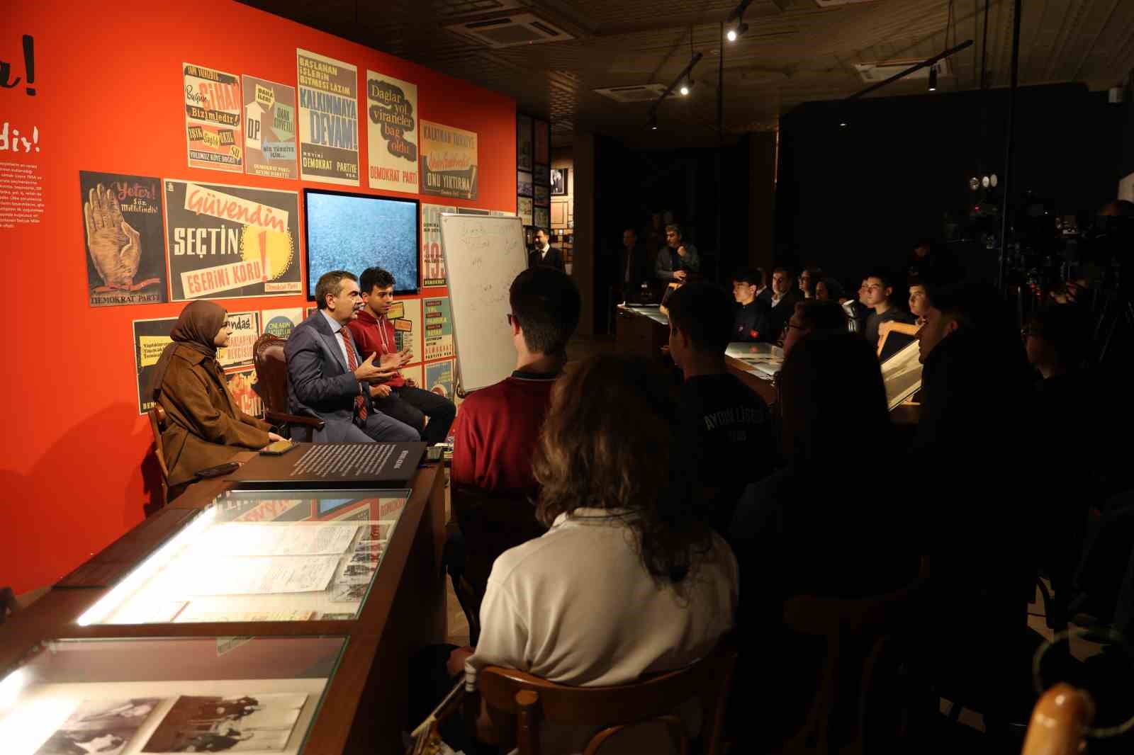 Milli Eğitim Bakanı Tekin’den Aydın’da ’Demokrasi ve Însan’ dersi
