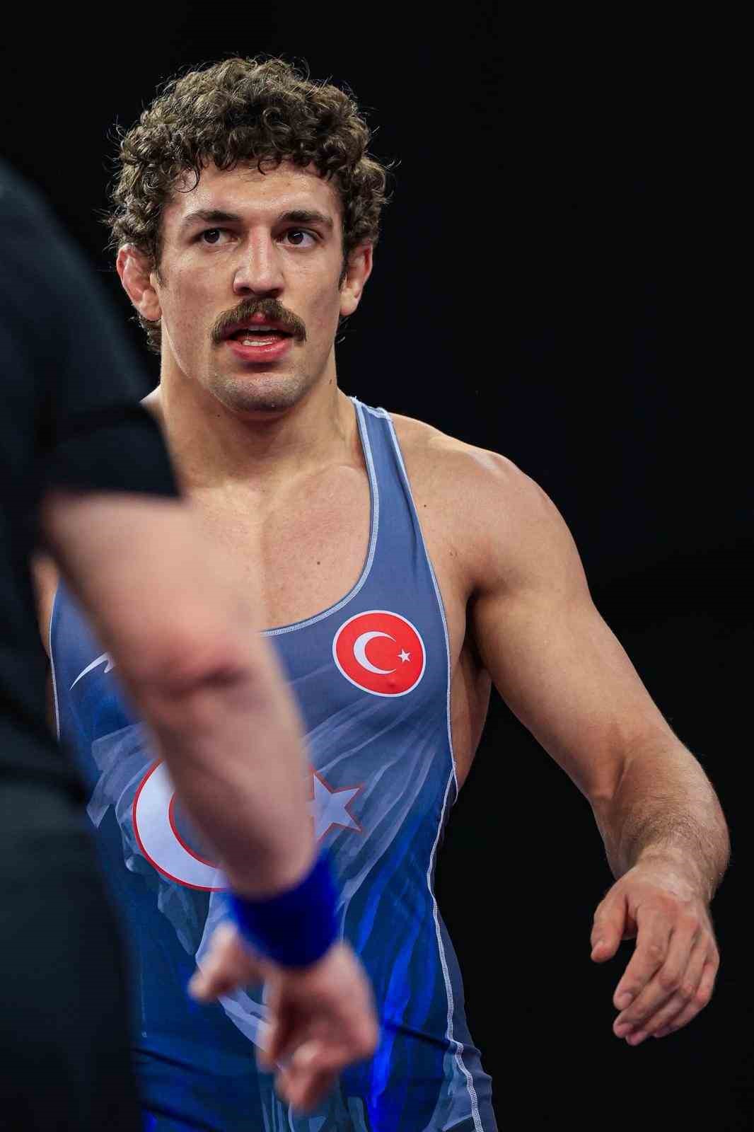 Milli güreşçi Yüksel Sarıçiçek Zagreb’te şampiyon oldu
