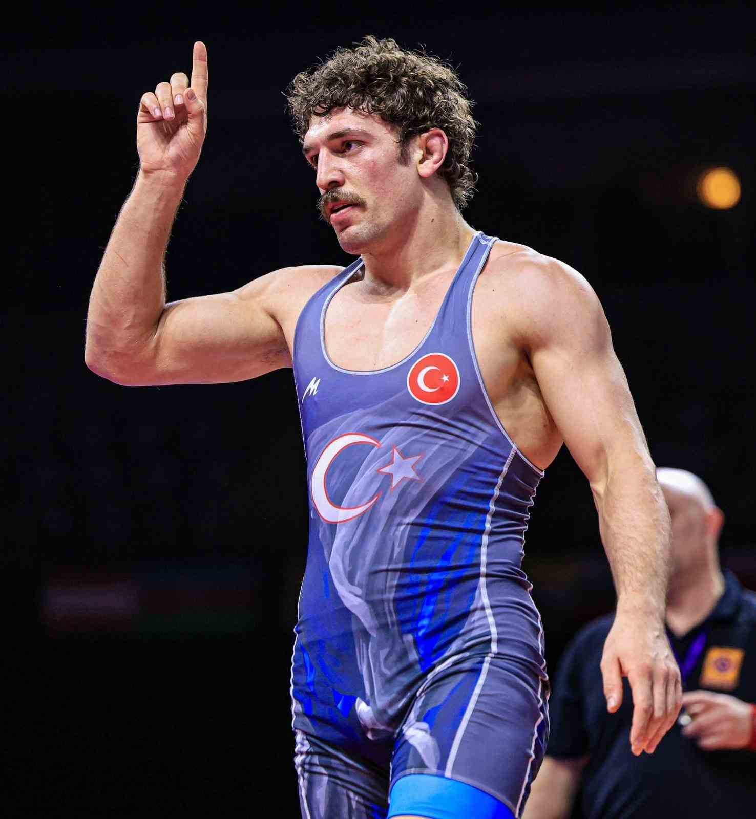 Milli güreşçi Yüksel Sarıçiçek Zagreb’te şampiyon oldu
