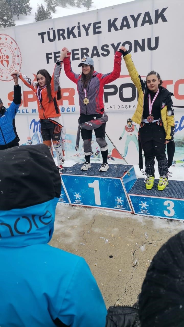 Milli kayakçı Cansu İkra Akçay’ın büyük başarısı
Milli kayakçı Cansu İkra Akçay’ın büyük başarısı