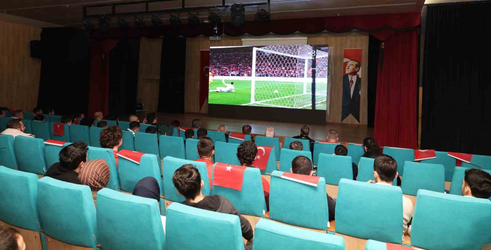 Milli maç heyecanı Osmangazi’de dev ekranda yaşandı
