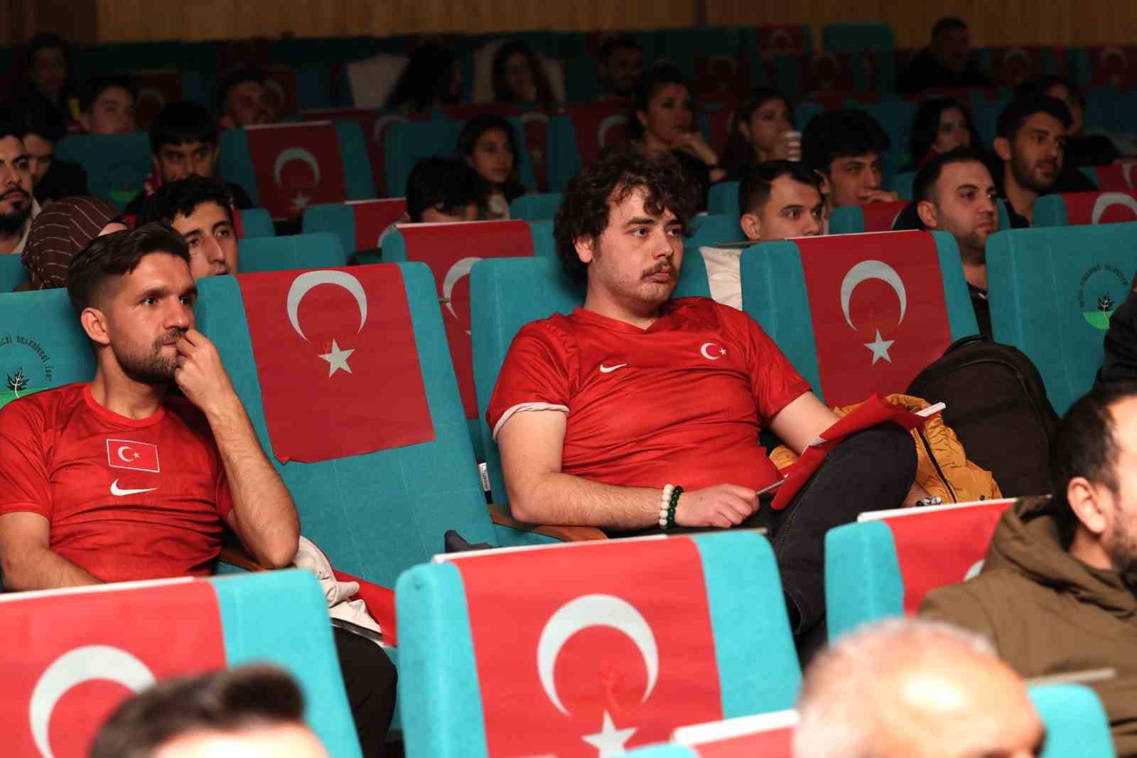 Milli maç heyecanı Osmangazi’de dev ekranda yaşandı
