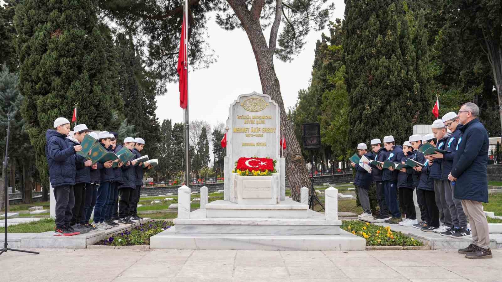 Milli şair Mehmet Akif Ersoy, İstiklal Marşı’nın kabulünün 105’inci yılında kabri başında anıldı
