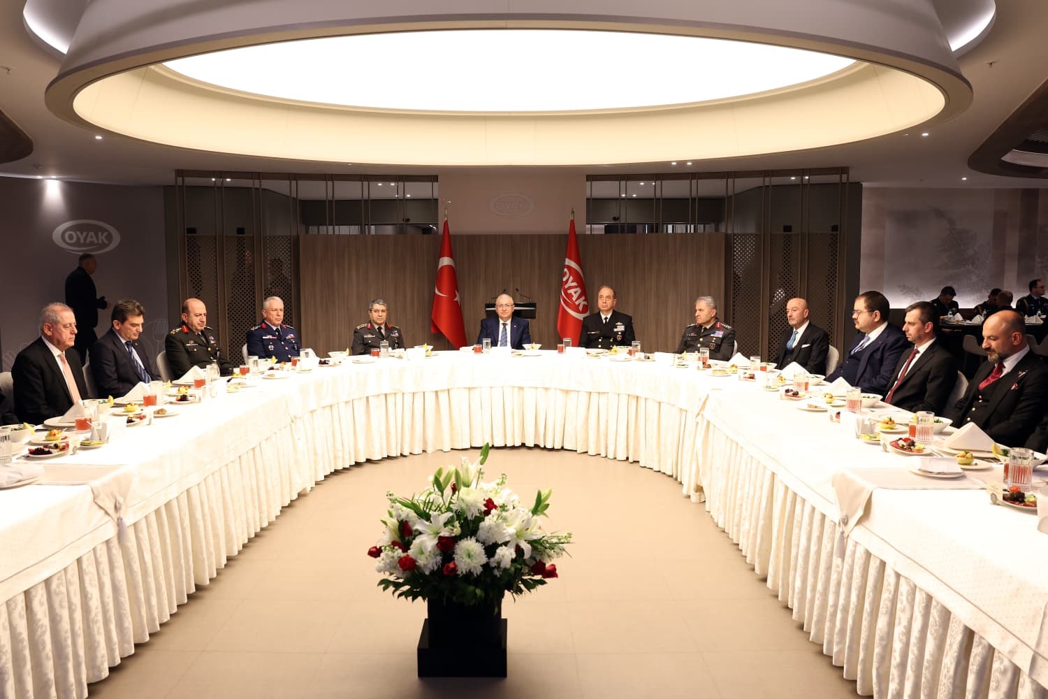 Millî Savunma Bakanı Güler, iftarda OYAK üst yönetimiyle bir araya geldi
