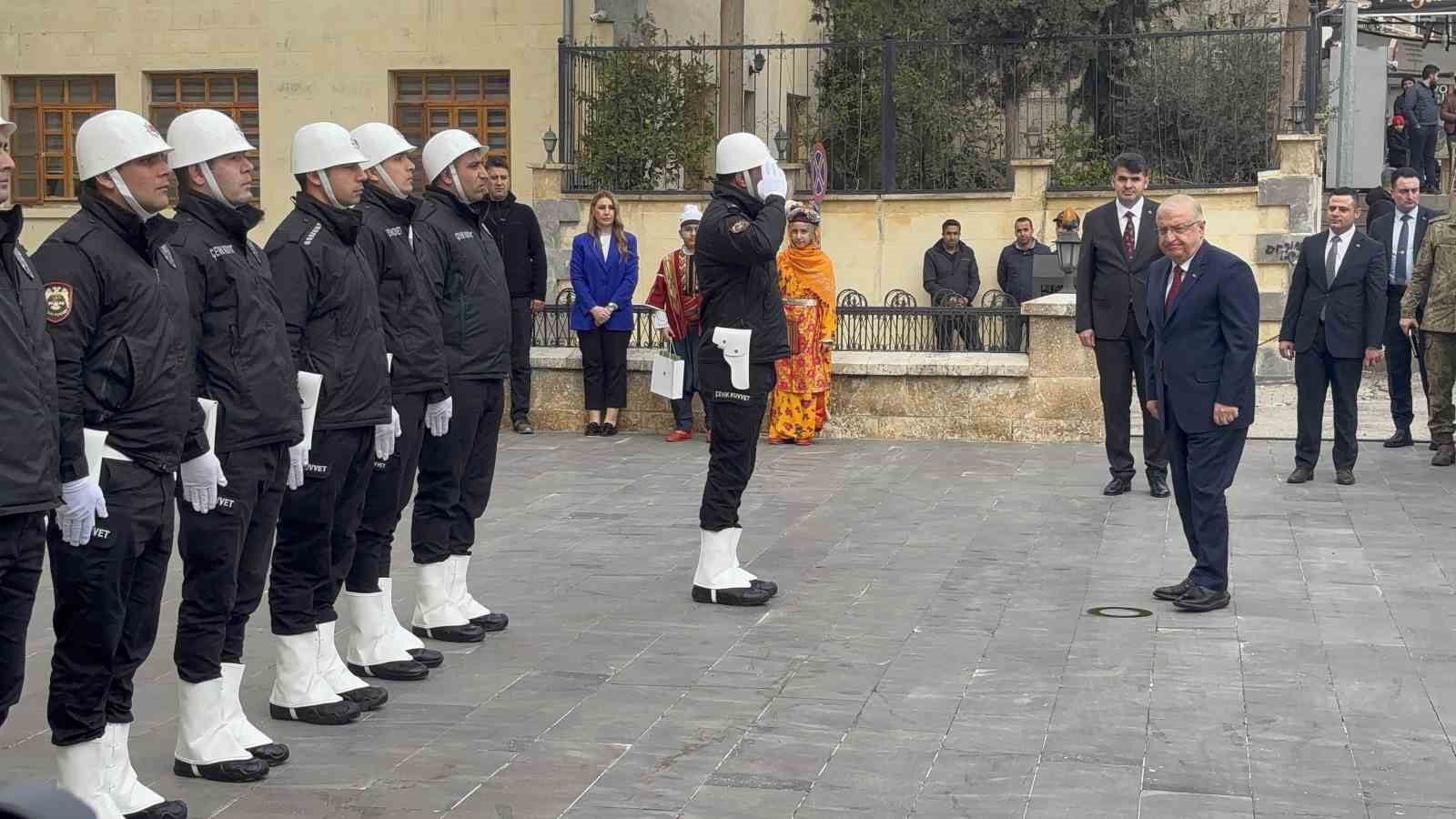 Milli Savunma Bakanı Yaşar Güler sınırın sıfır noktasında
