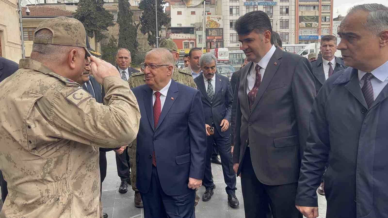 Milli Savunma Bakanı Yaşar Güler sınırın sıfır noktasında
