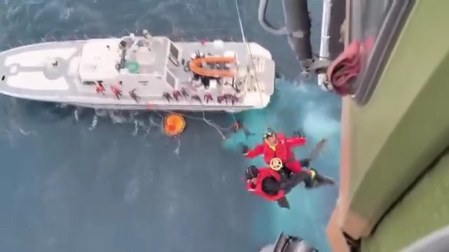 Milli Savunma Bakanlığı: "İzmir açıklarında 2 kazazede sağ kurtarıldı"
