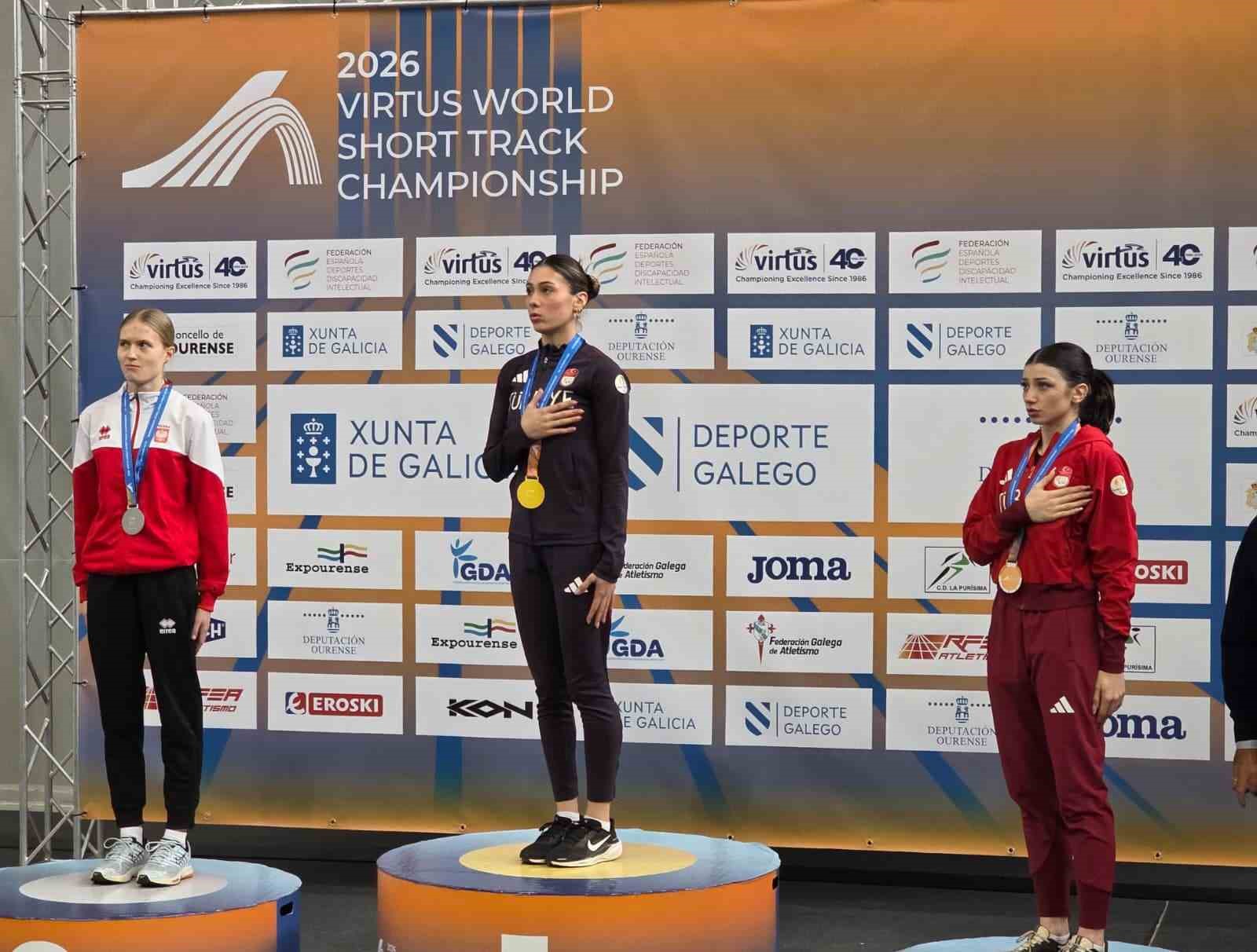 Milli sporcu Aysel Önder tarih yazdı
Milli sporcu Aysel Önder tarih yazdı