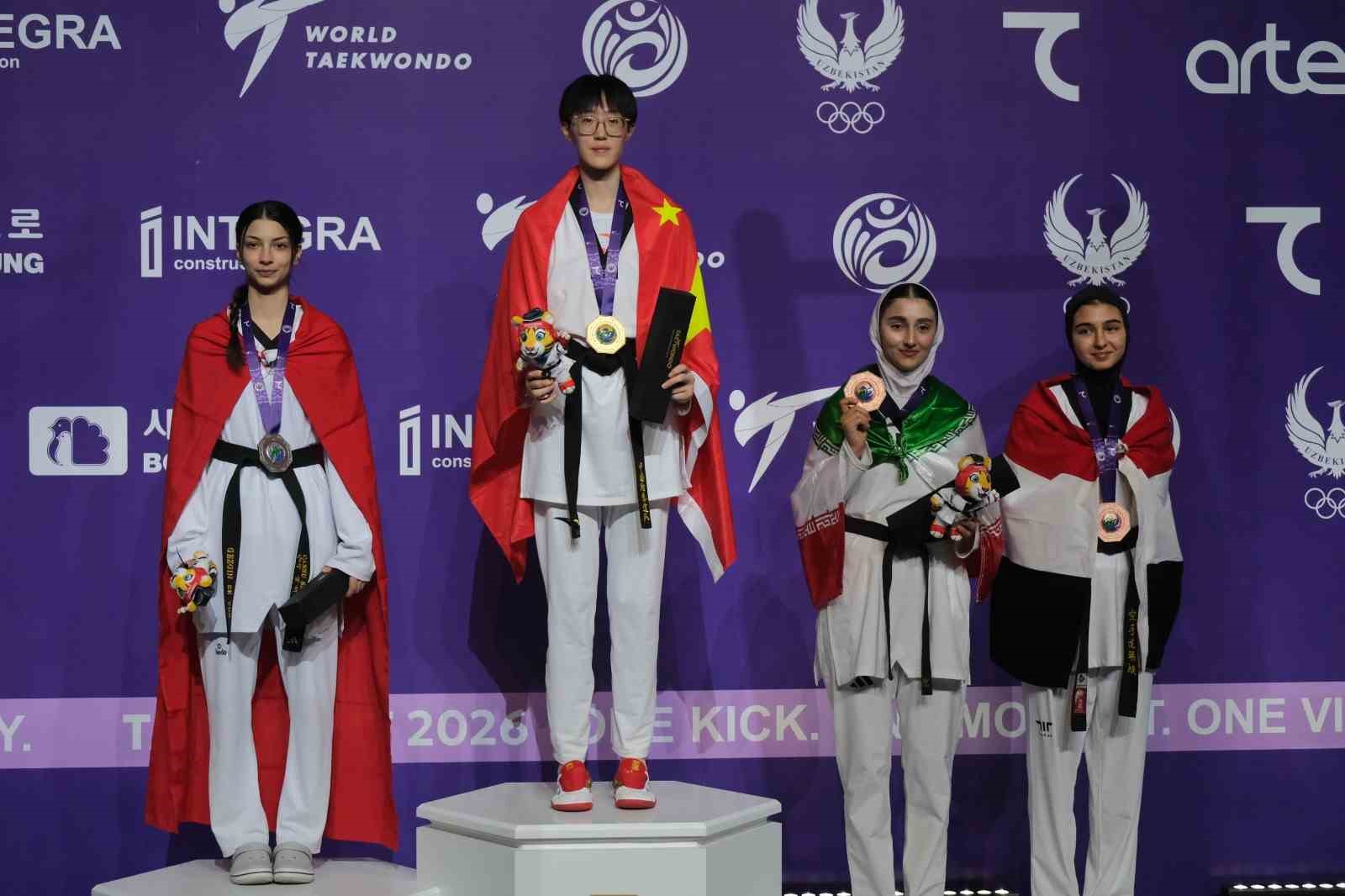 Milli taekwondocu Cansu Şeyhoğlu dünya ikincisi
