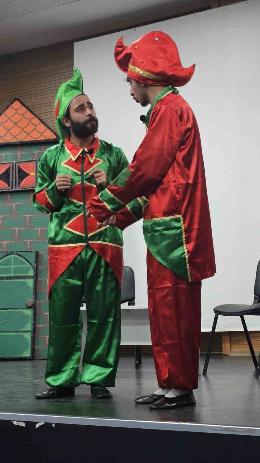 Milli teknoloji hamlesi "Karagöz ve Hacivat" ile tiyatro sahnesinde çocuklarla buluştu
