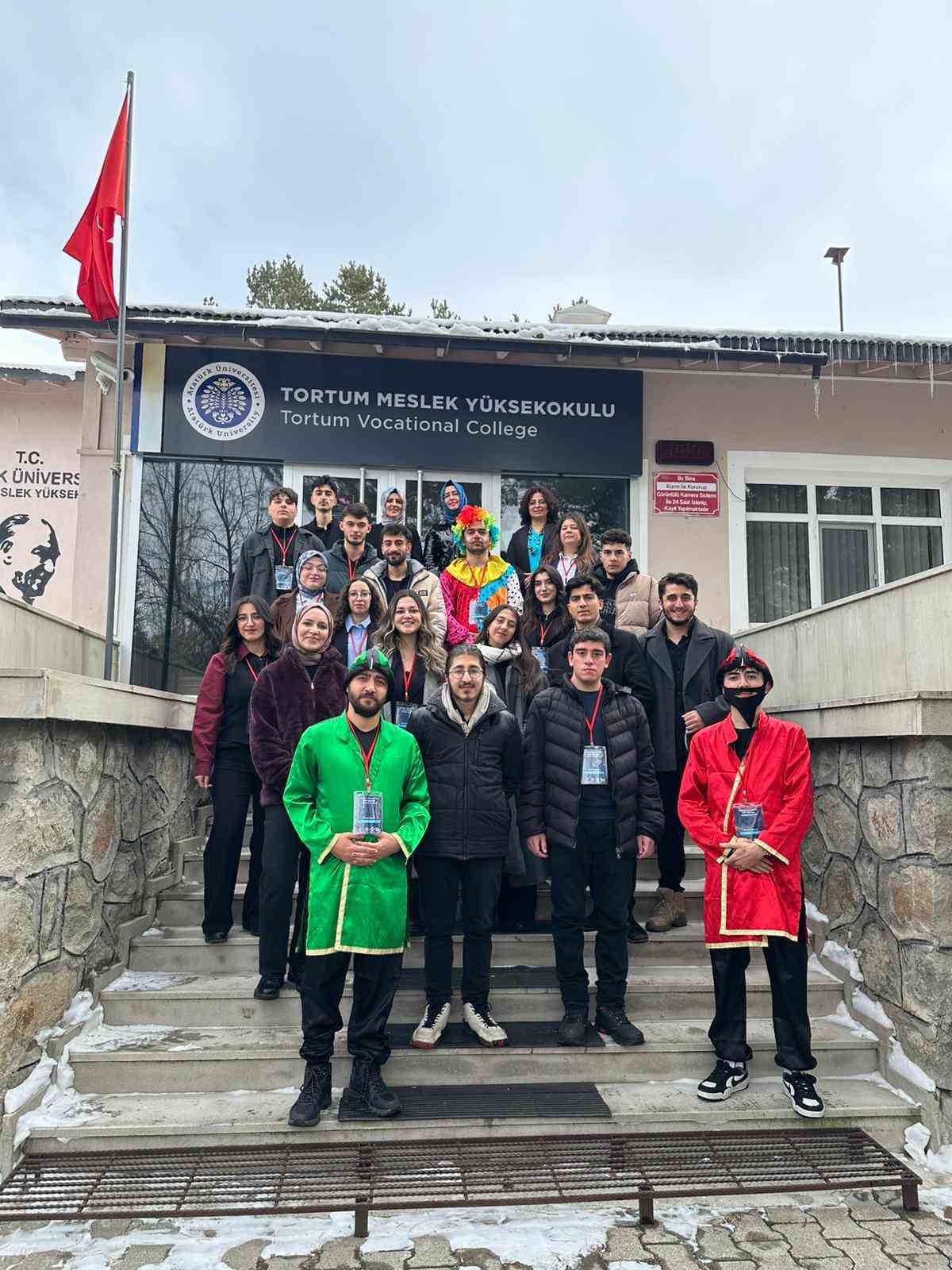 Milli teknoloji hamlesi "Karagöz ve Hacivat" ile tiyatro sahnesinde çocuklarla buluştu
