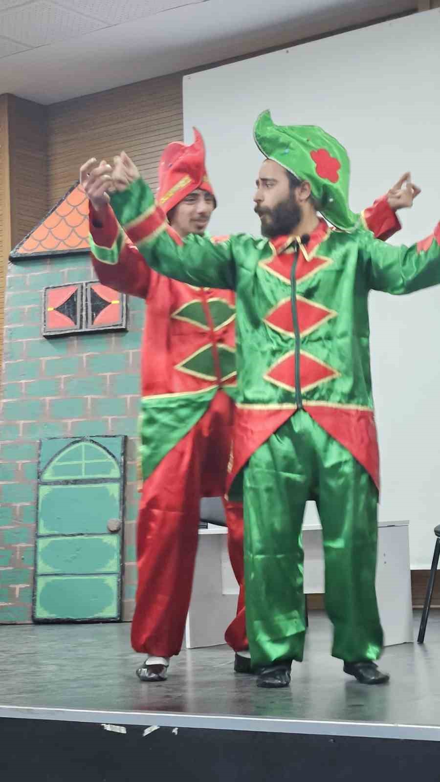 Milli teknoloji hamlesi "Karagöz ve Hacivat" ile tiyatro sahnesinde çocuklarla buluştu
