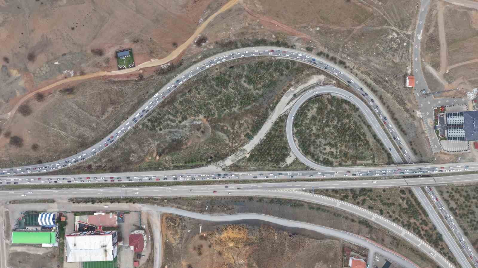 Milyonlarca öğrenci pazartesi ders başı yapacak, tatilciler dönüşe geçti: 43 ilin geçiş noktasında yoğun trafik
