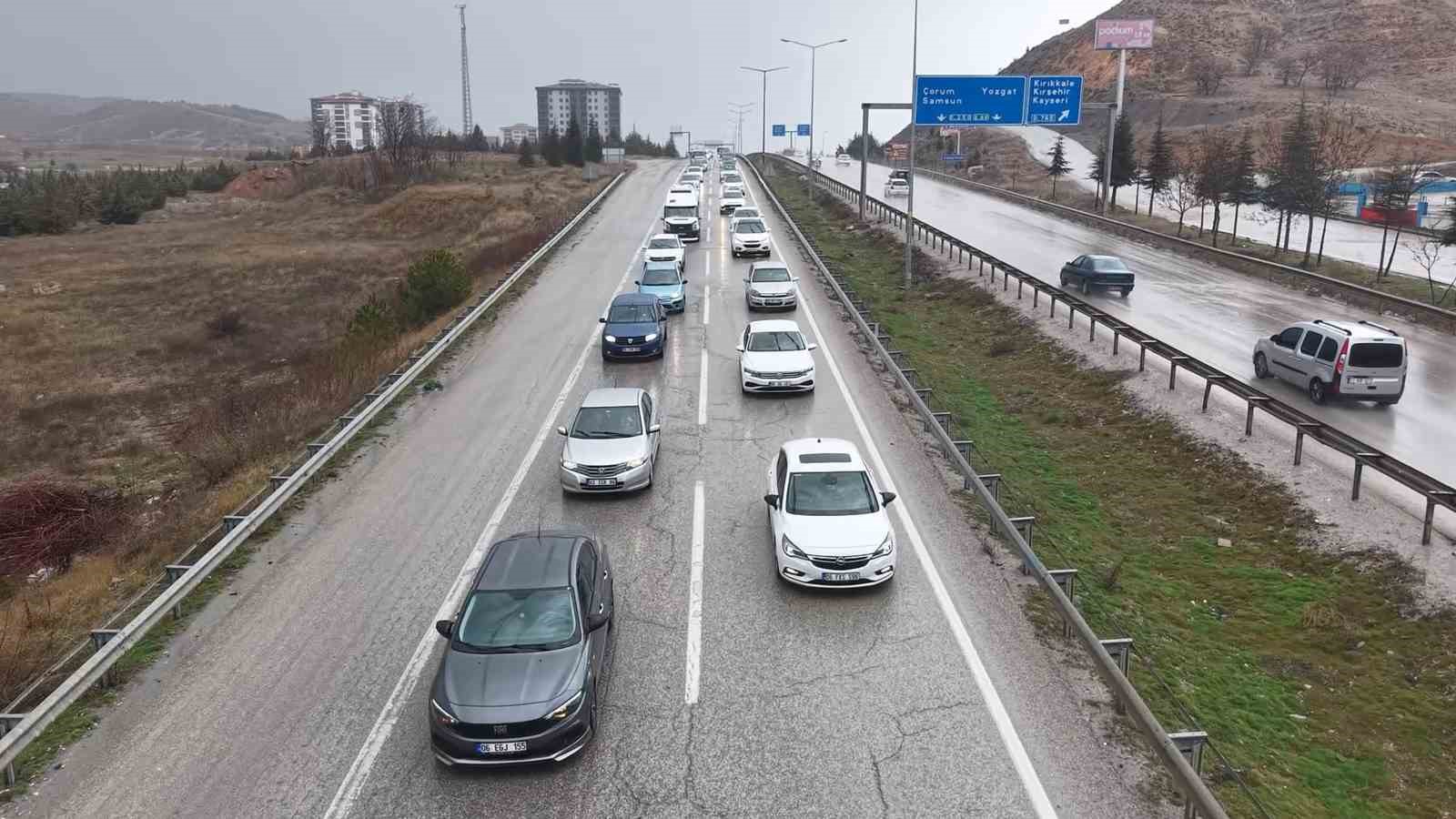 Milyonlarca öğrenci pazartesi ders başı yapacak, tatilciler dönüşe geçti: 43 ilin geçiş noktasında yoğun trafik
