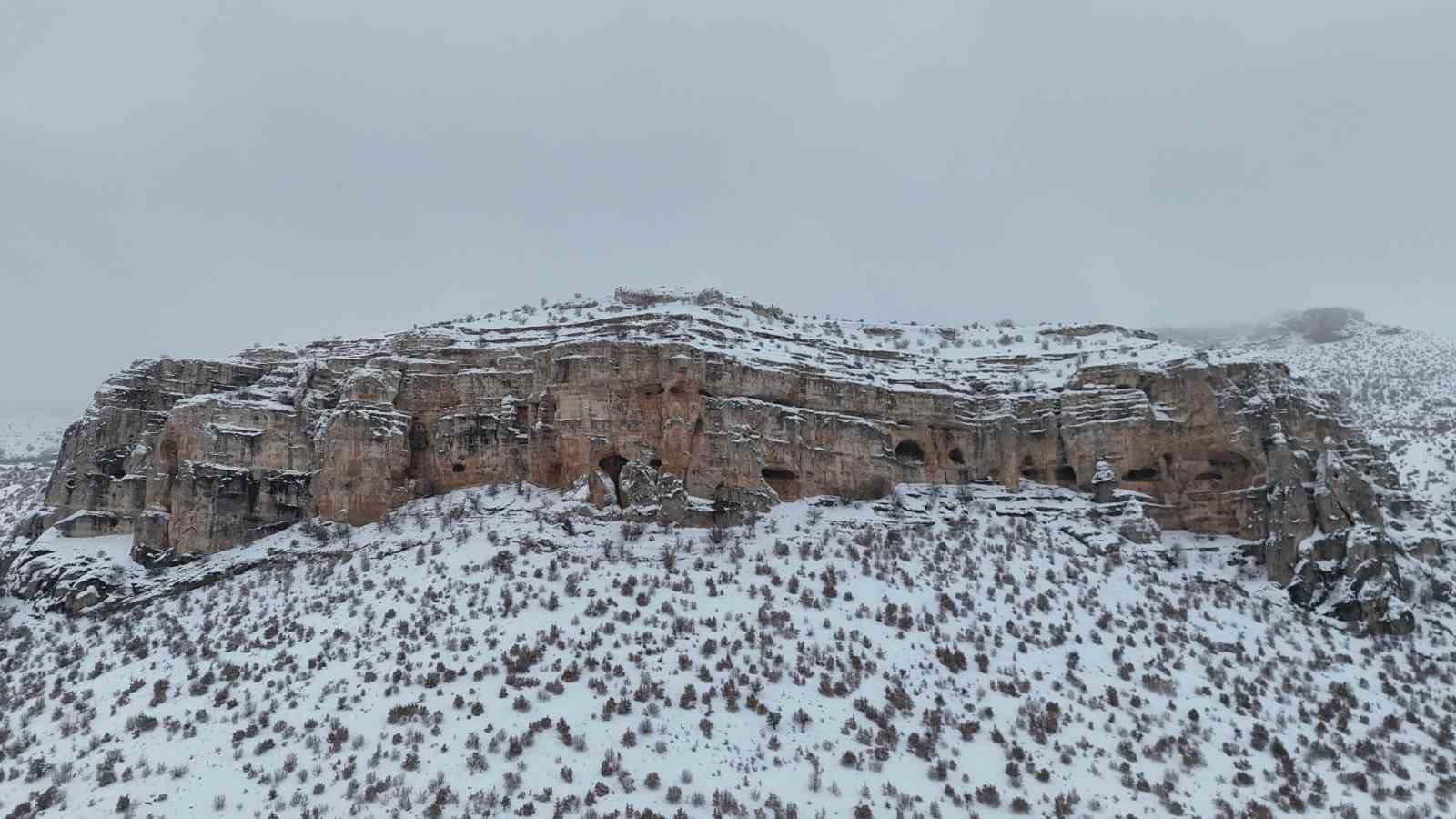 Milyonlarca yıllık vadi beyaza büründü

