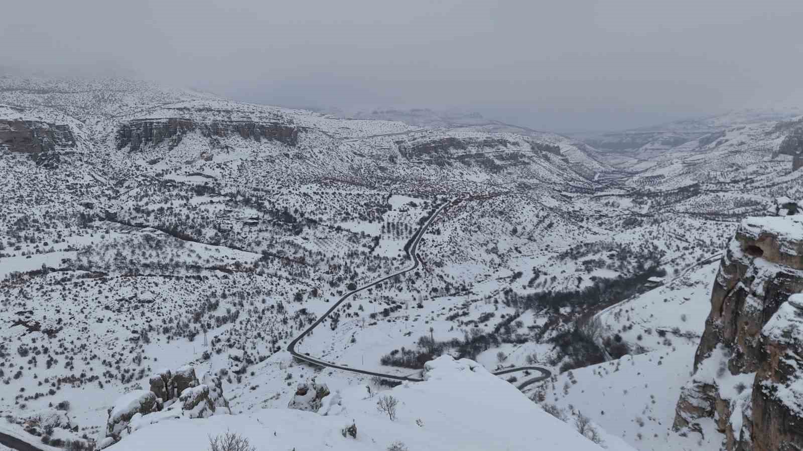 Milyonlarca yıllık vadi beyaza büründü
