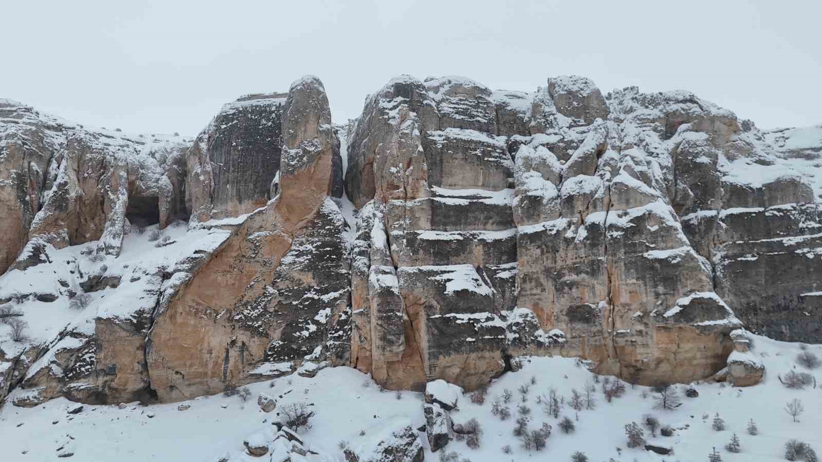 Milyonlarca yıllık vadi beyaza büründü
