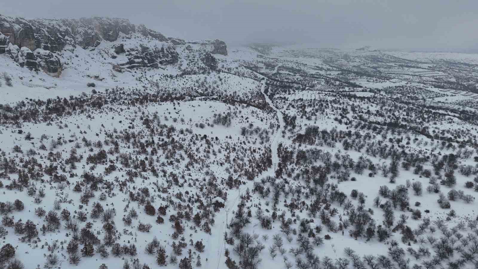 Milyonlarca yıllık vadi beyaza büründü
