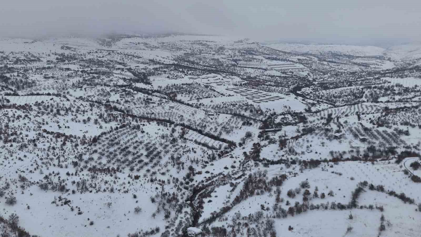 Milyonlarca yıllık vadi beyaza büründü
