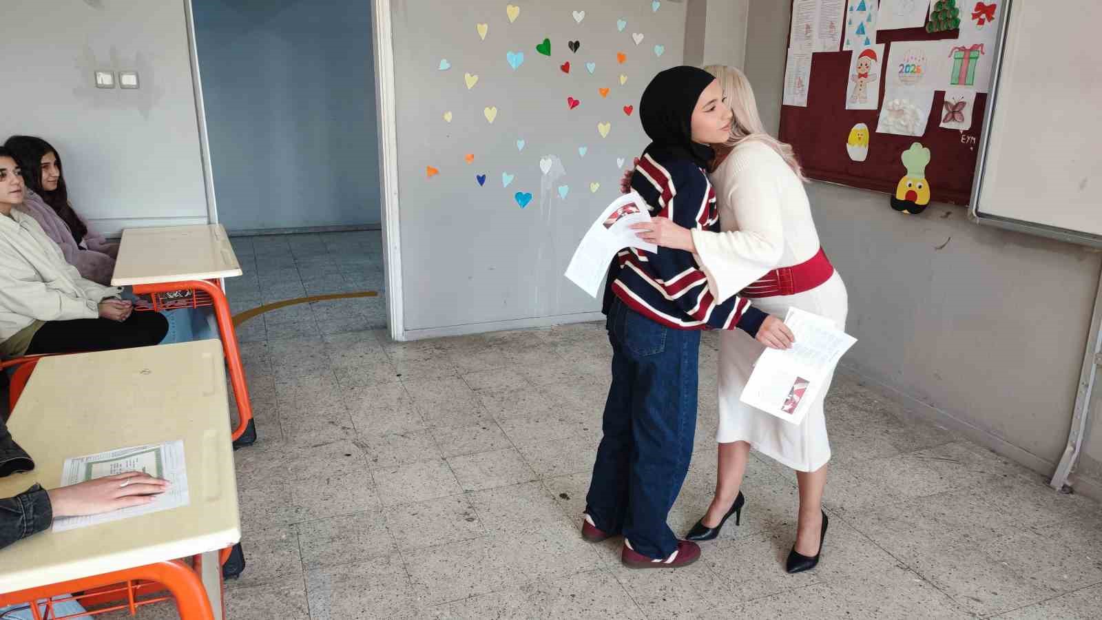 Milyonluk mal varlığını TSK’ya bağışlayan öğretmen "psikoz" çıkmadı, öğrencilerine koştu
