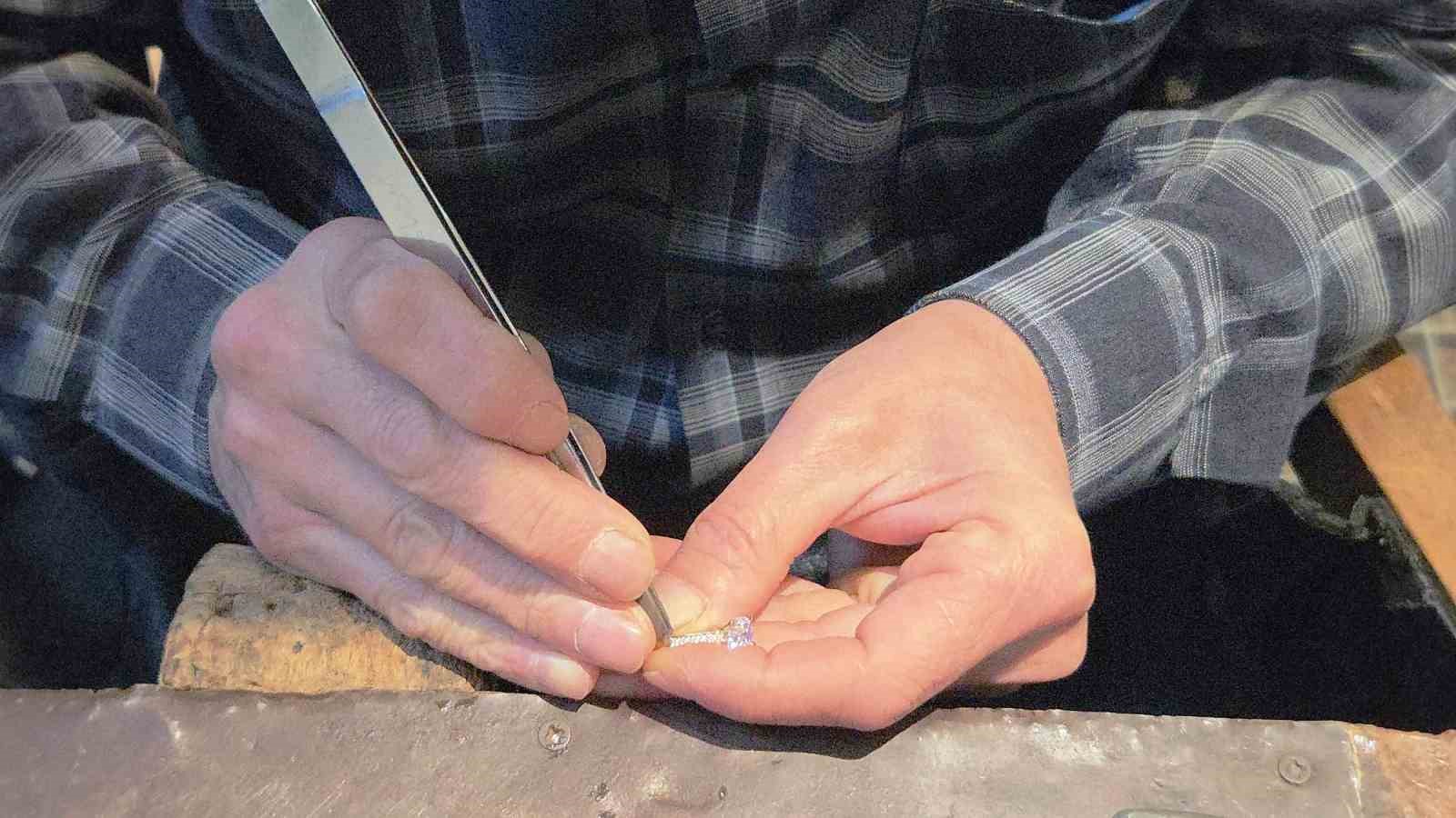 Milyonluk mücevherlere milimetrik dokunuş
