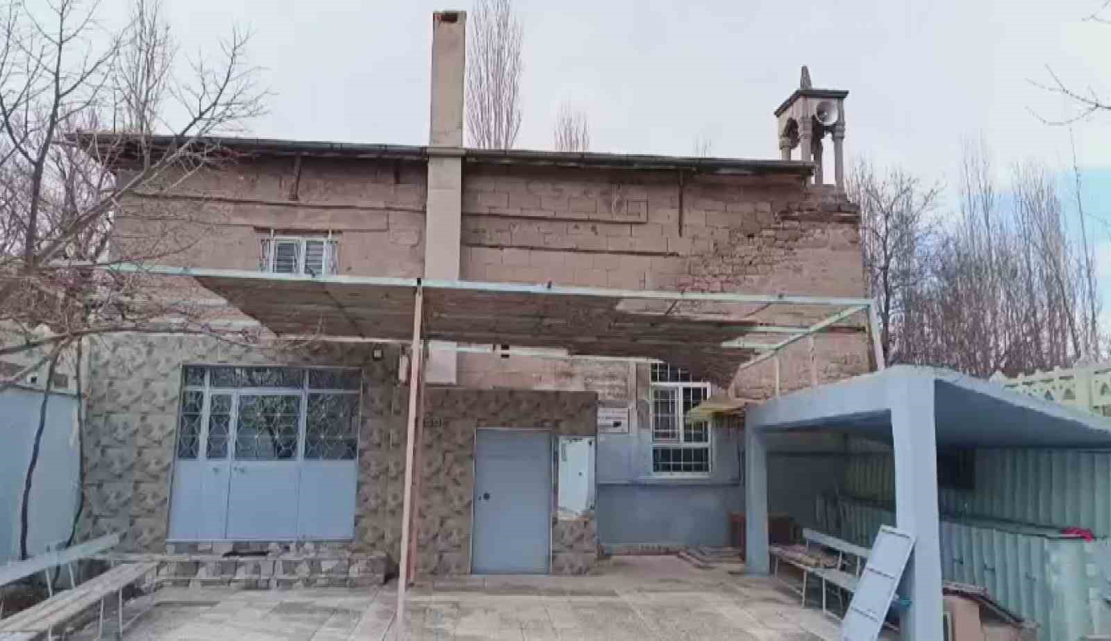 Minaresiz cami görenleri şaşırtıyor
