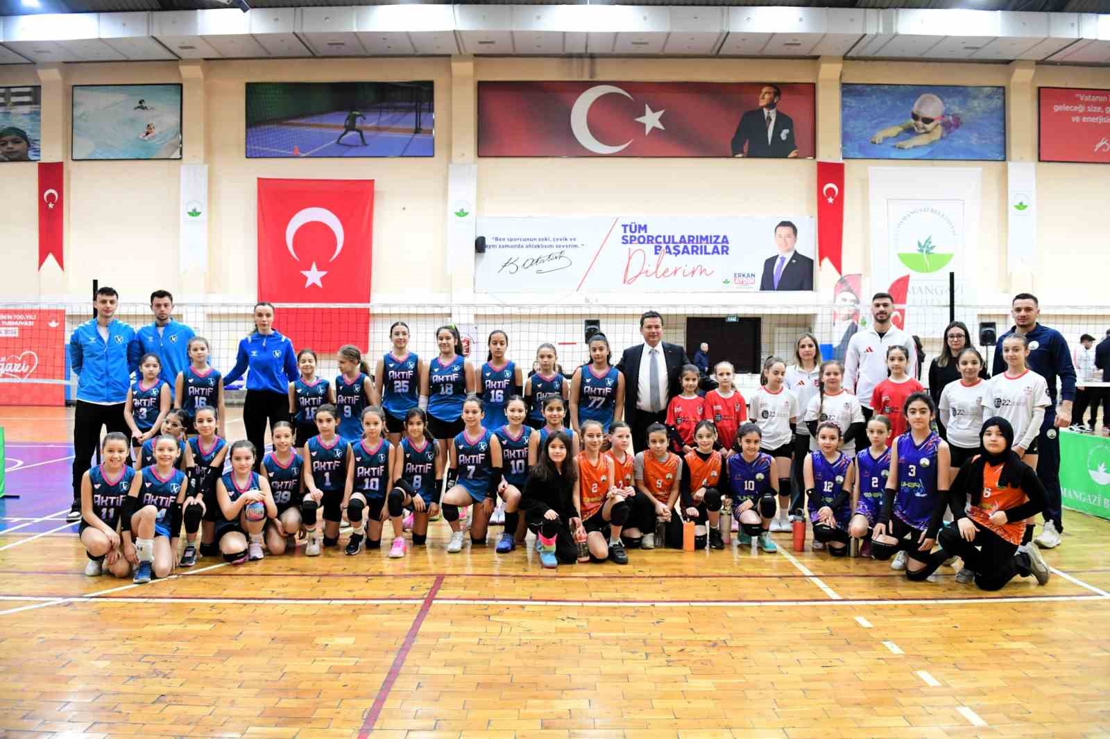 Mini Kızlar Voleybol Turnuvası, 700. yıl coşkusunu sahaya taşıdı

