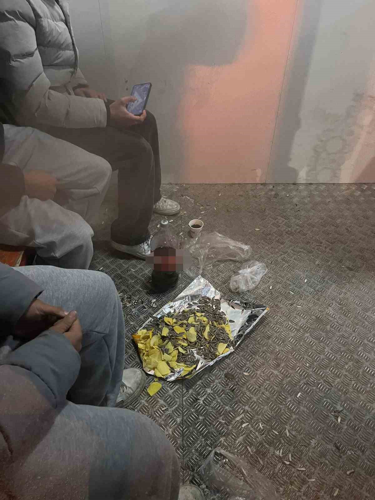 Minibüs durağını kirleten gençler hatalarını anlayınca yerleri temizlediler
