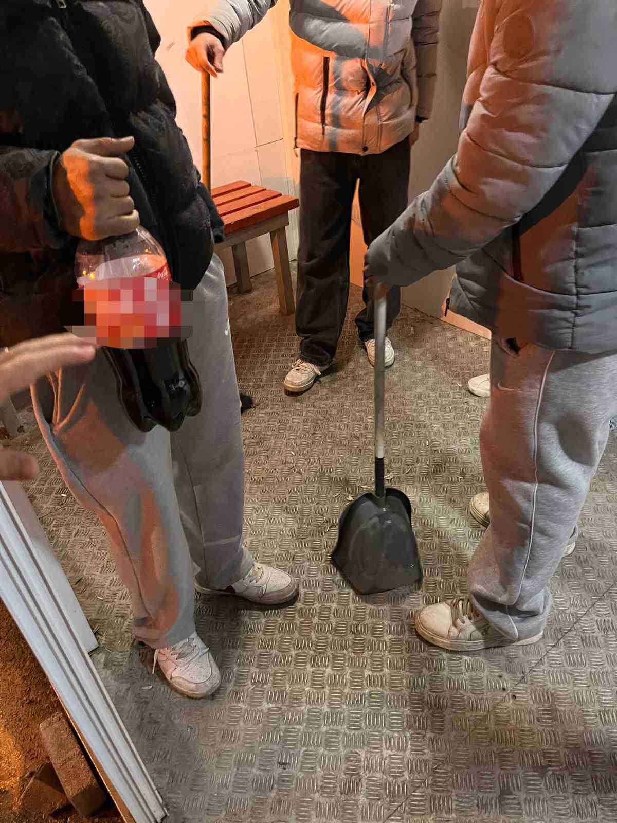 Minibüs durağını kirleten gençler hatalarını anlayınca yerleri temizlediler
