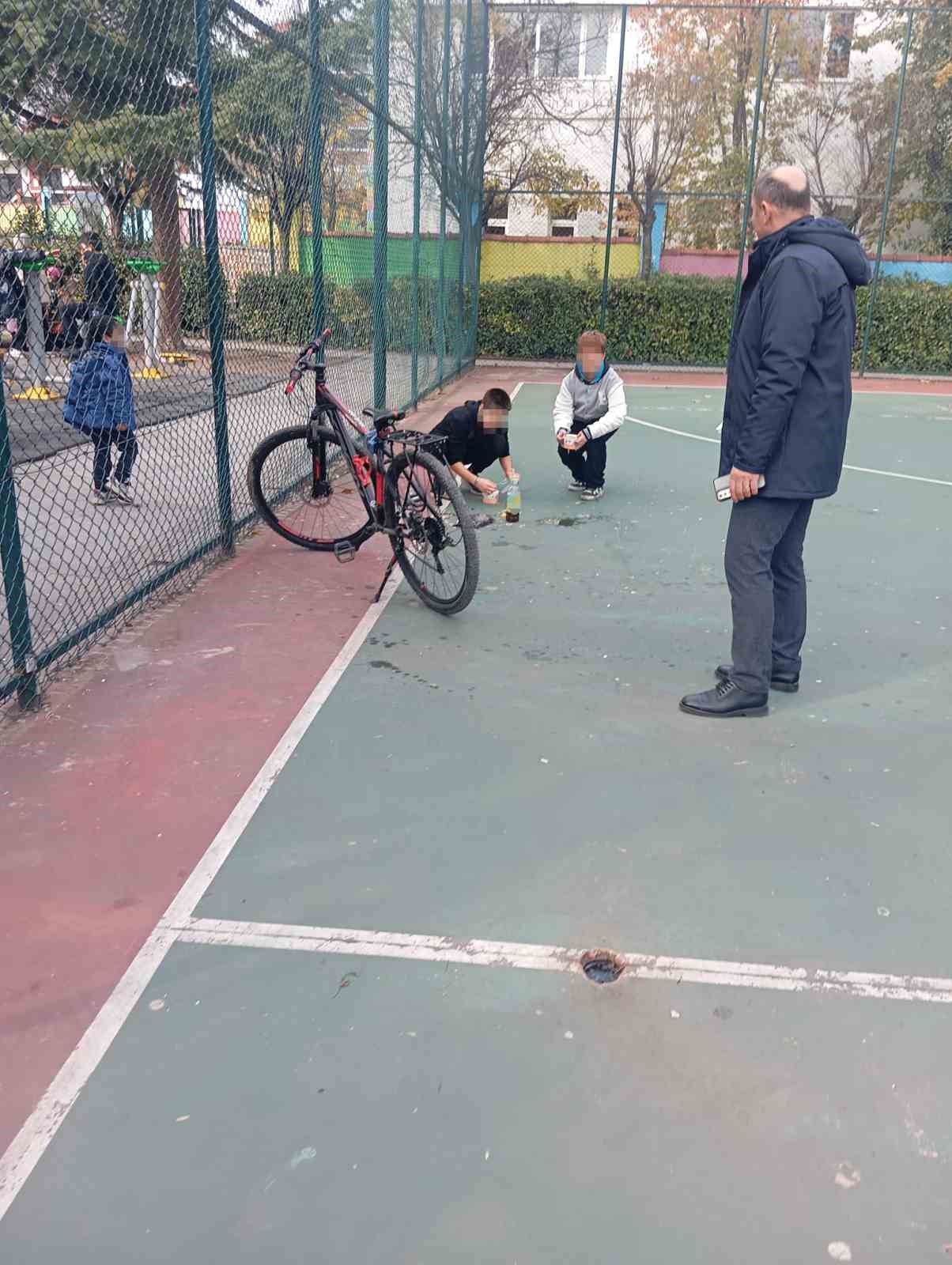 Minibüs durağını kirleten gençler hatalarını anlayınca yerleri temizlediler
