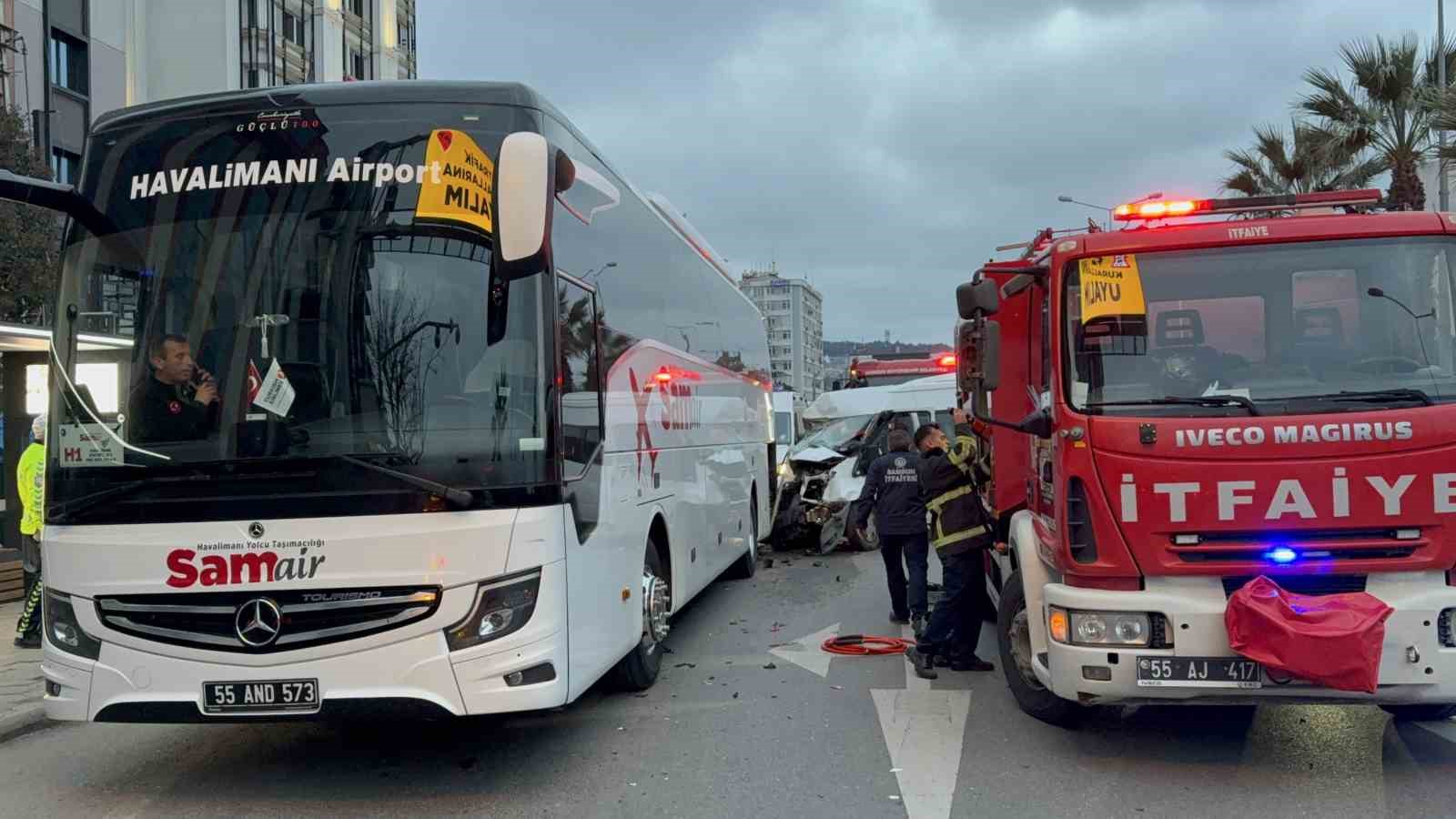 Minibüs, hafif ticari araç ve otobüse çarptı: 7 yaralı
