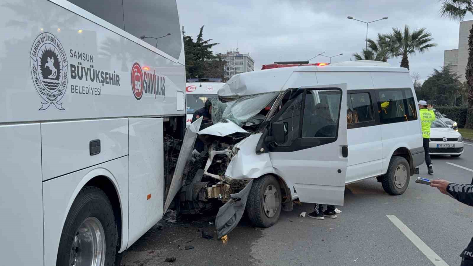 Minibüs, hafif ticari araç ve otobüse çarptı: 7 yaralı
